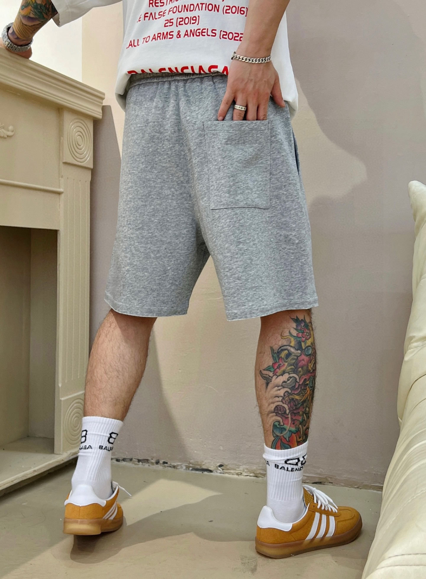 ￼ ￼ ￼ 路易威登 25春夏新款短裤 这款极简表达现代态度。面布63.1%棉36.9聚酯倩维 超薄复合