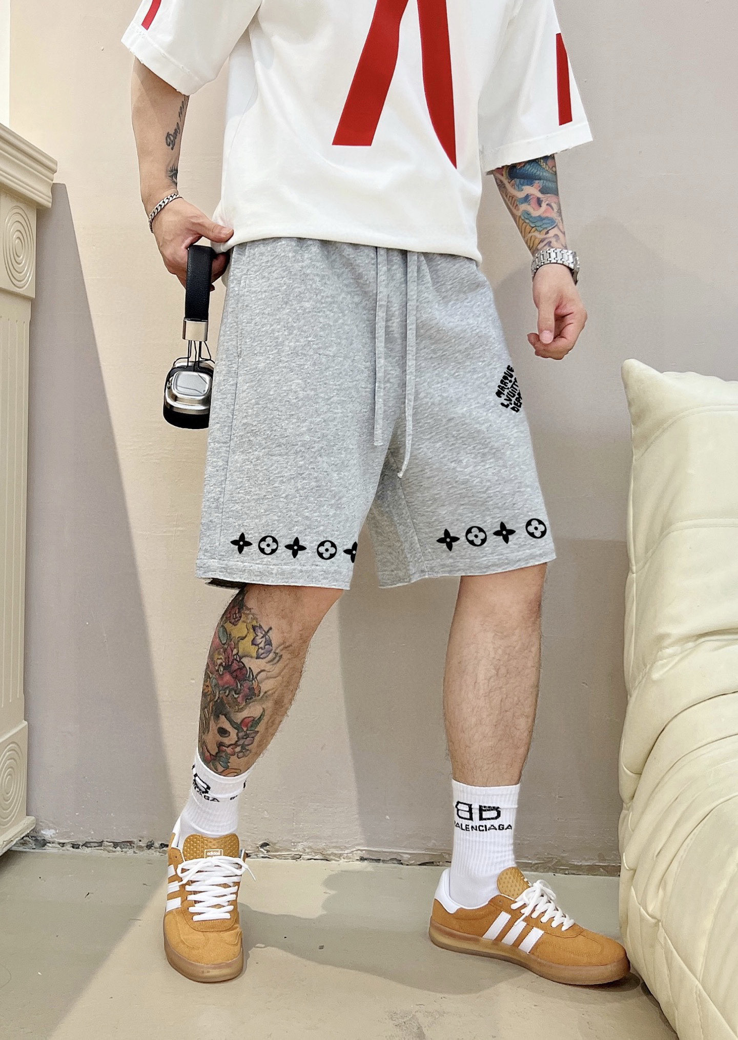 ￼ ￼ ￼ 路易威登 25春夏新款短裤 这款极简表达现代态度。面布63.1%棉36.9聚酯倩维 超薄复合