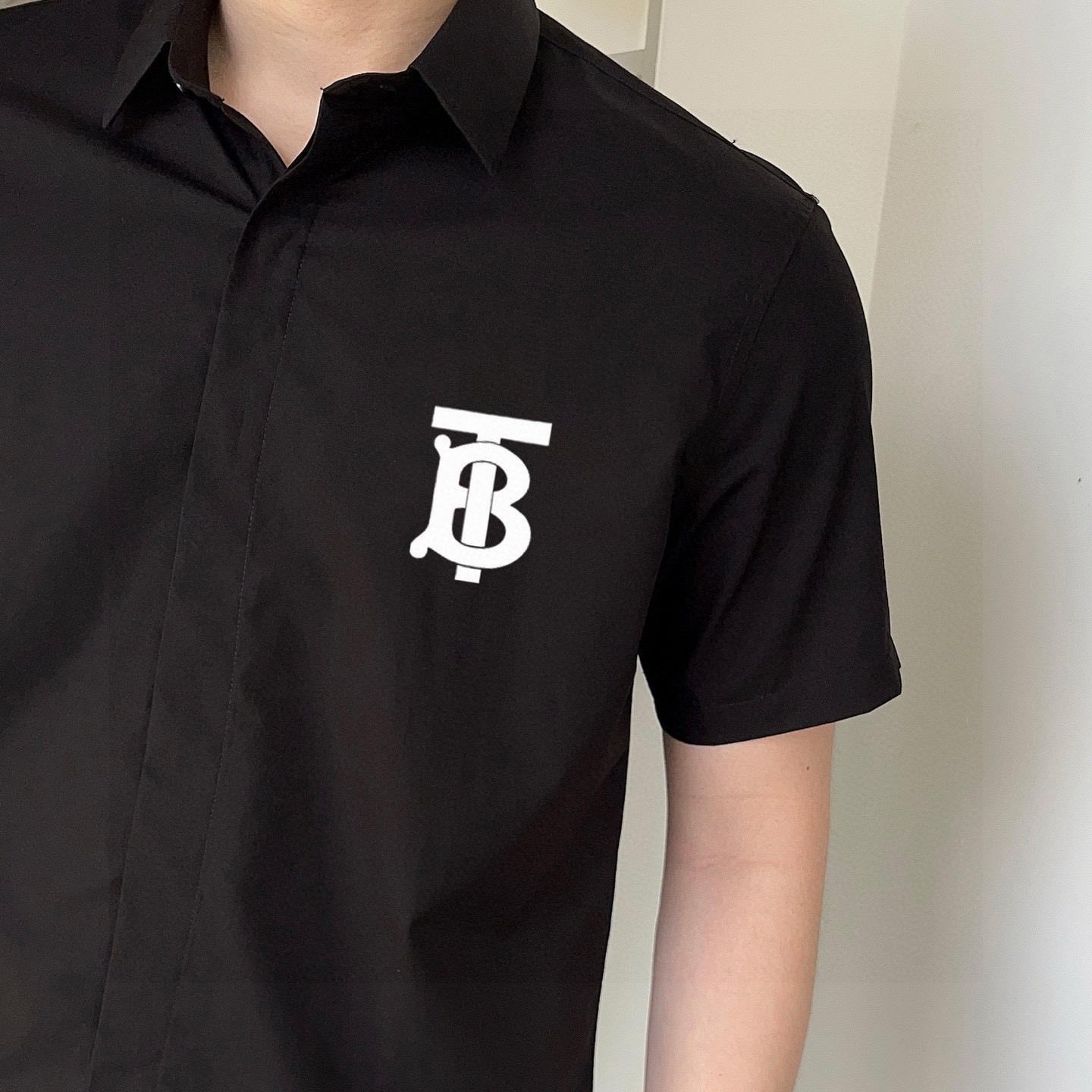 ￼ ￼ 巴宝莉 专柜最新款男士必备款短袖衬衫，100%天然棉，舒服透气，原单狠货，原版面料，柔软舒适，上