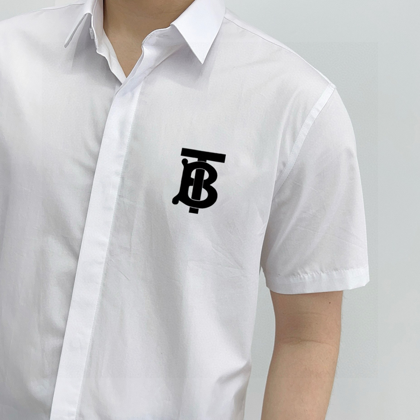 ￼ ￼ 巴宝莉 专柜最新款男士必备款短袖衬衫，100%天然棉，舒服透气，原单狠货，原版面料，柔软舒适，上