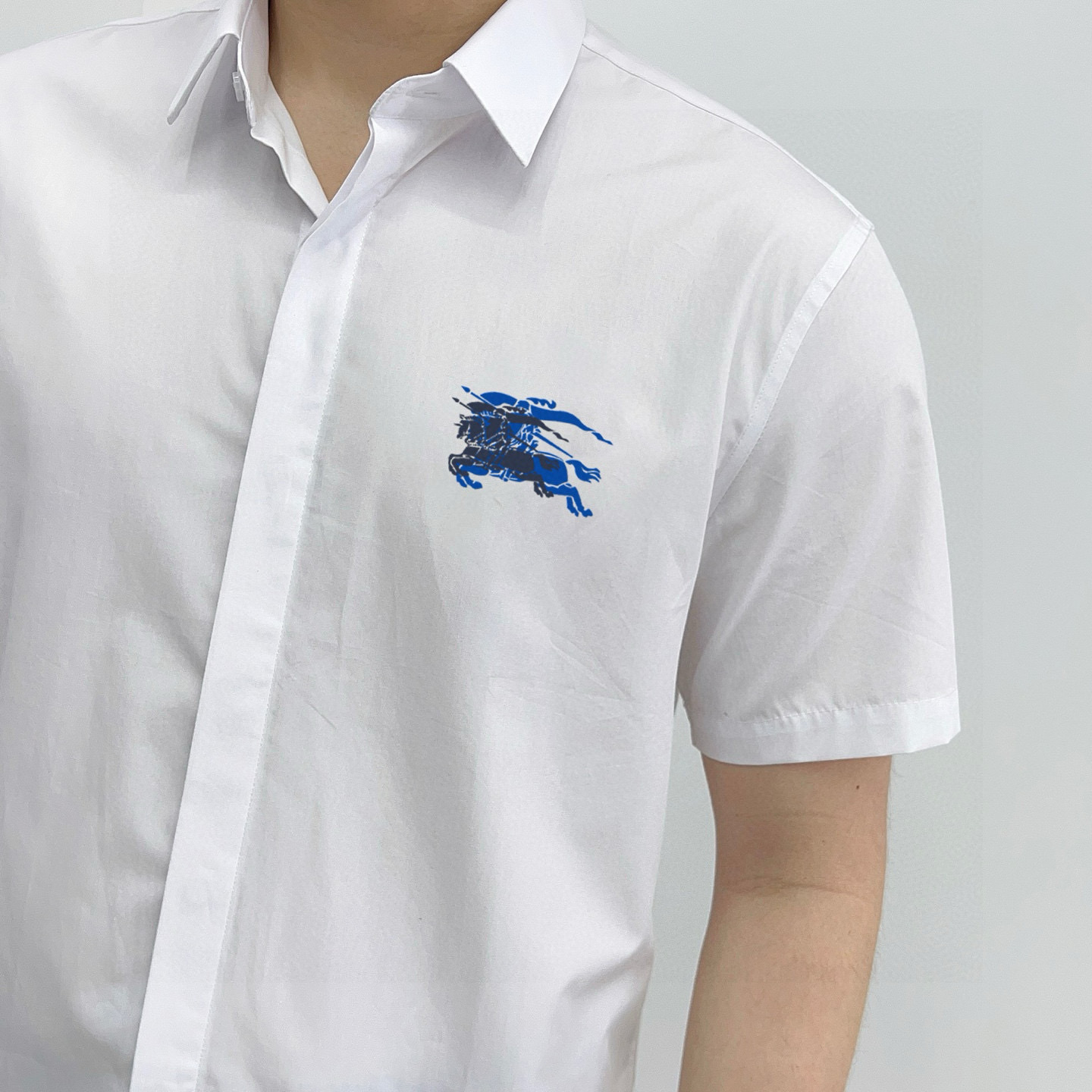 ￼ ￼ 巴宝莉 专柜最新款男士必备款短袖衬衫，100%天然棉，舒服透气，原单狠货，原版面料，柔软舒适，上