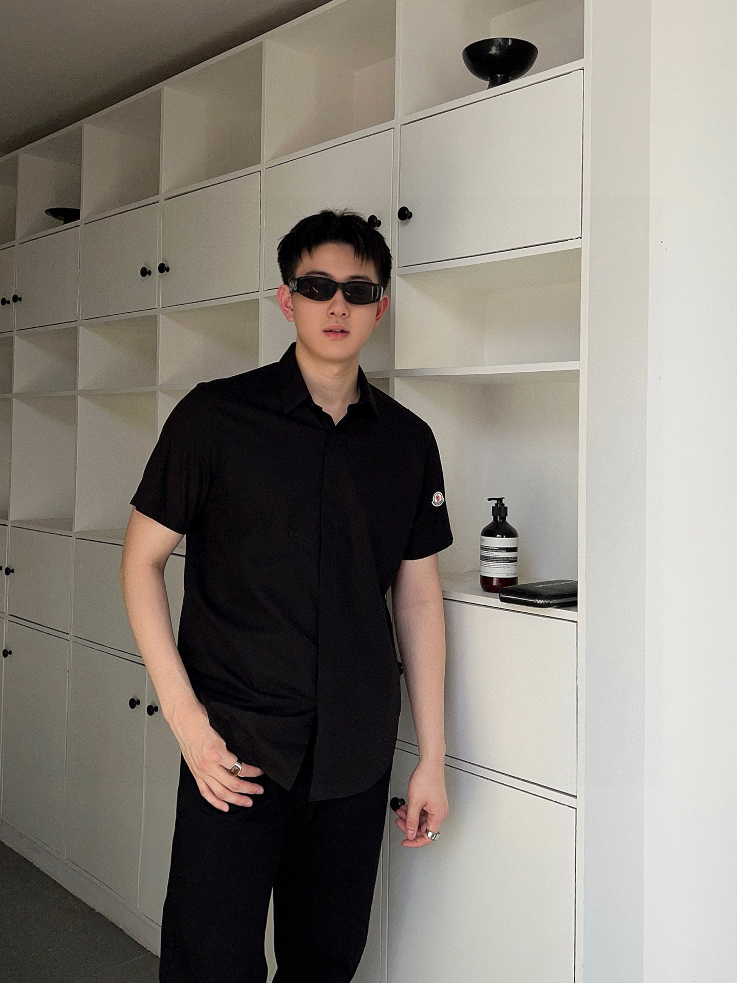 ￼ ￼ 蒙口 专柜最新款男士必备款短袖衬衫，100%天然棉，舒服透气，原单狠货，原版面料，柔软舒适，上身