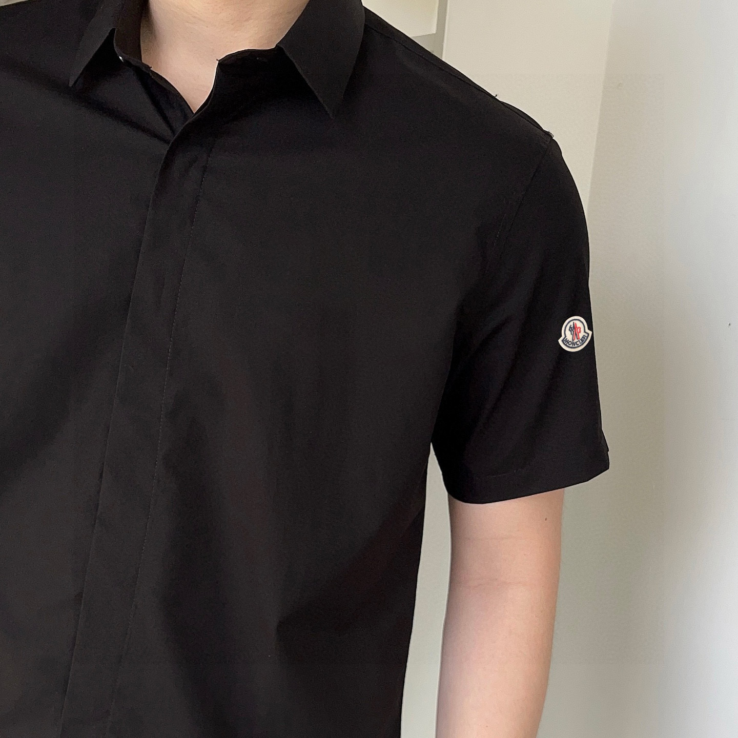 ￼ ￼ 蒙口 专柜最新款男士必备款短袖衬衫，100%天然棉，舒服透气，原单狠货，原版面料，柔软舒适，上身