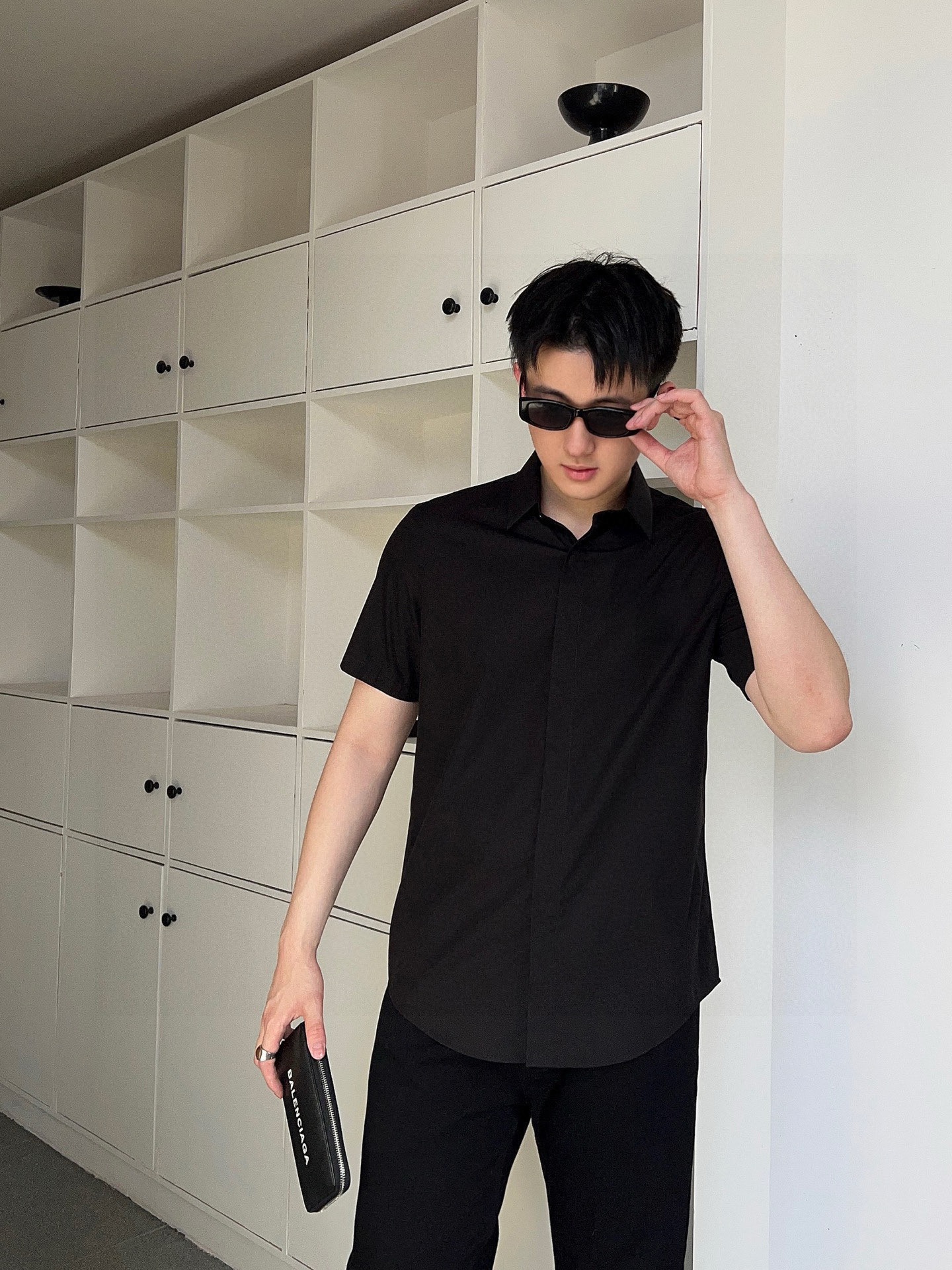 ￼ ￼ 蒙口 专柜最新款男士必备款短袖衬衫，100%天然棉，舒服透气，原单狠货，原版面料，柔软舒适，上身