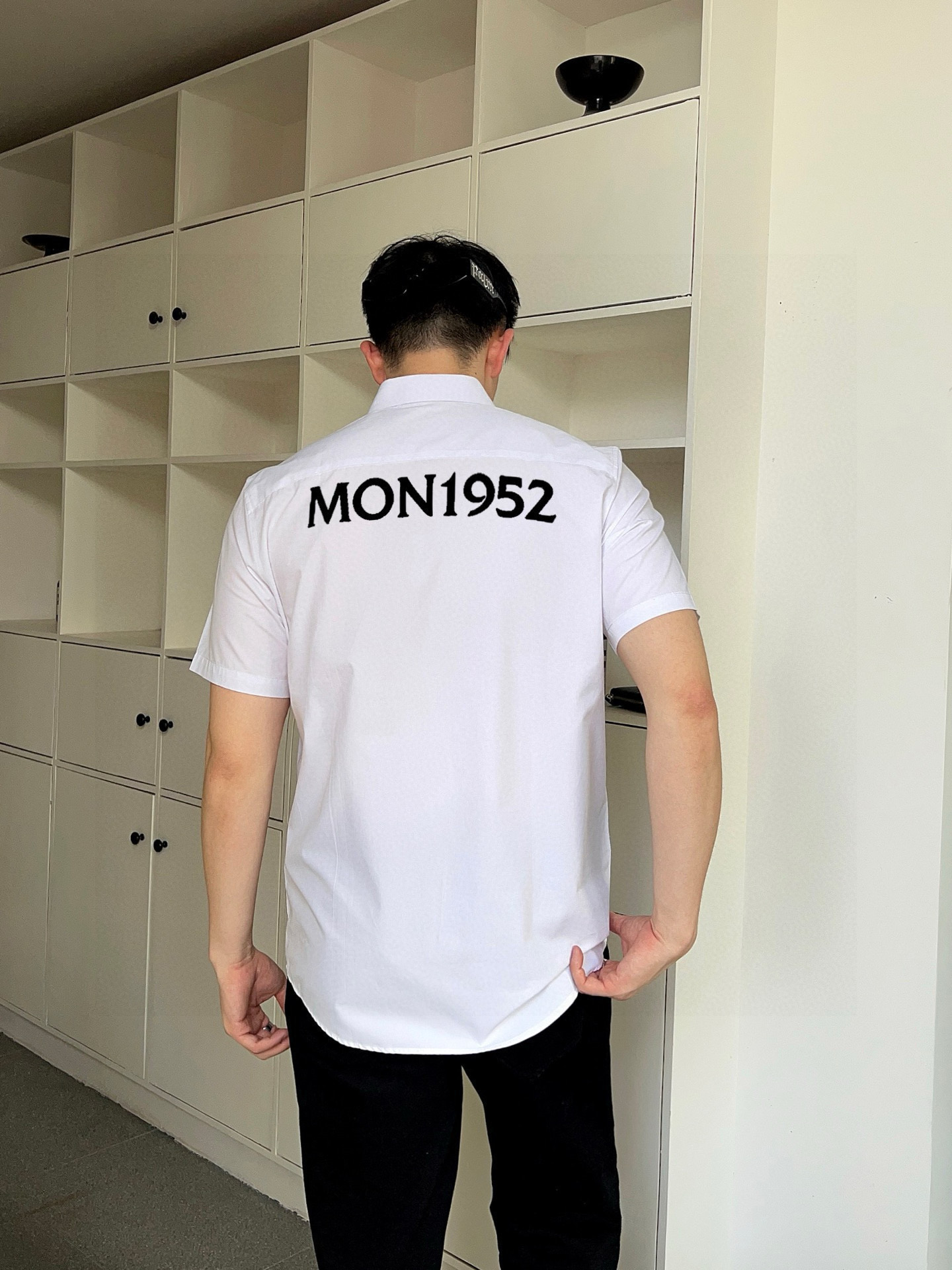 ￼ ￼ 蒙口 专柜最新款男士必备款短袖衬衫，100%天然棉，舒服透气，原单狠货，原版面料，柔软舒适，上身