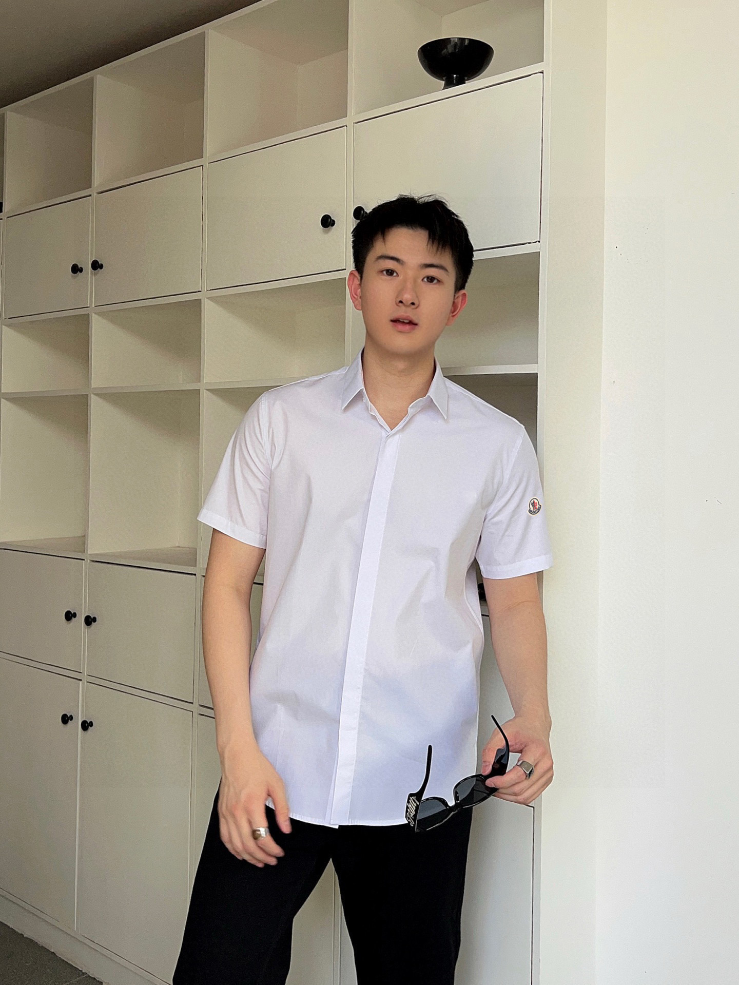 ￼ ￼ 蒙口 专柜最新款男士必备款短袖衬衫，100%天然棉，舒服透气，原单狠货，原版面料，柔软舒适，上身