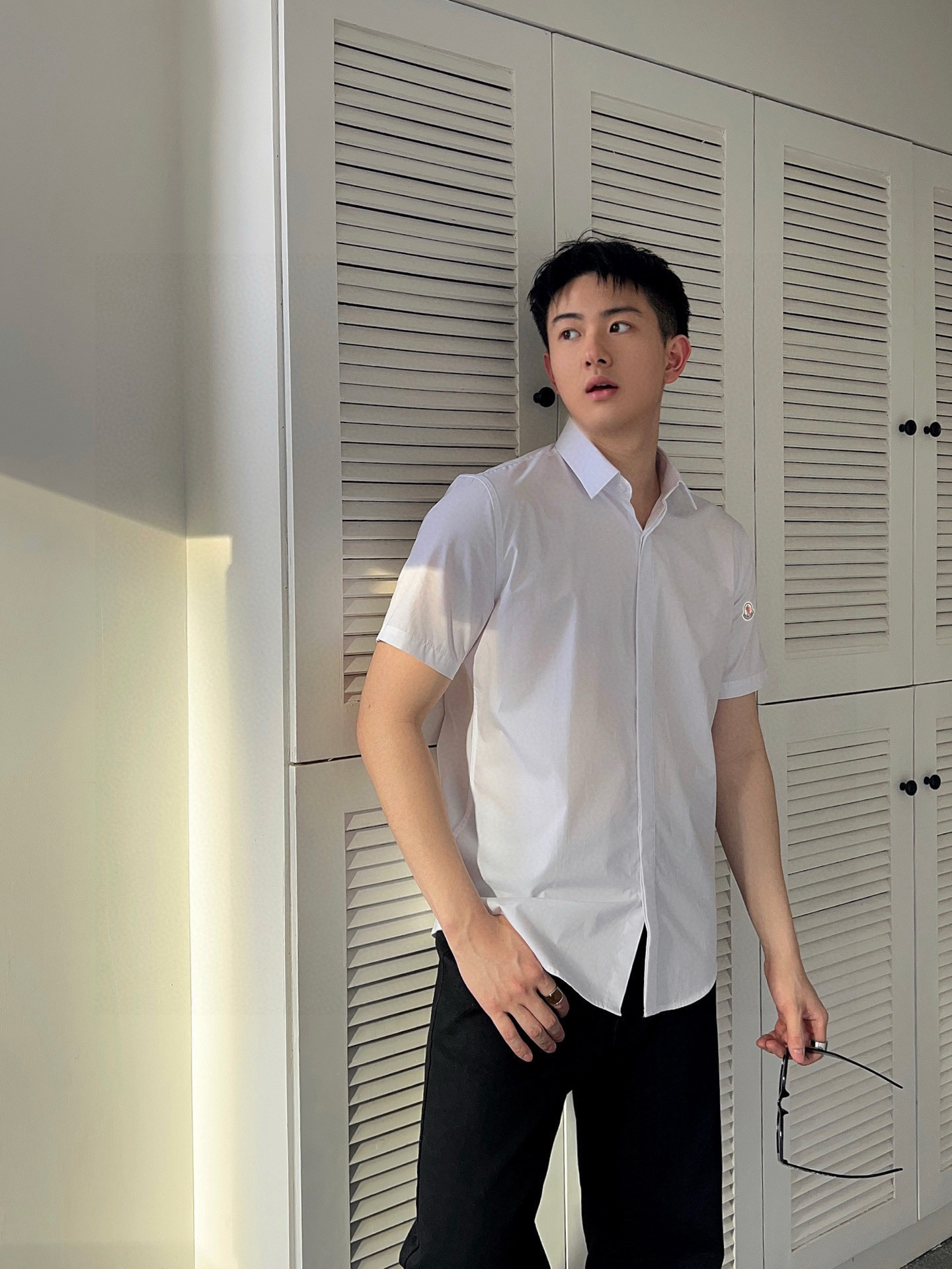 ￼ ￼ 蒙口 专柜最新款男士必备款短袖衬衫，100%天然棉，舒服透气，原单狠货，原版面料，柔软舒适，上身