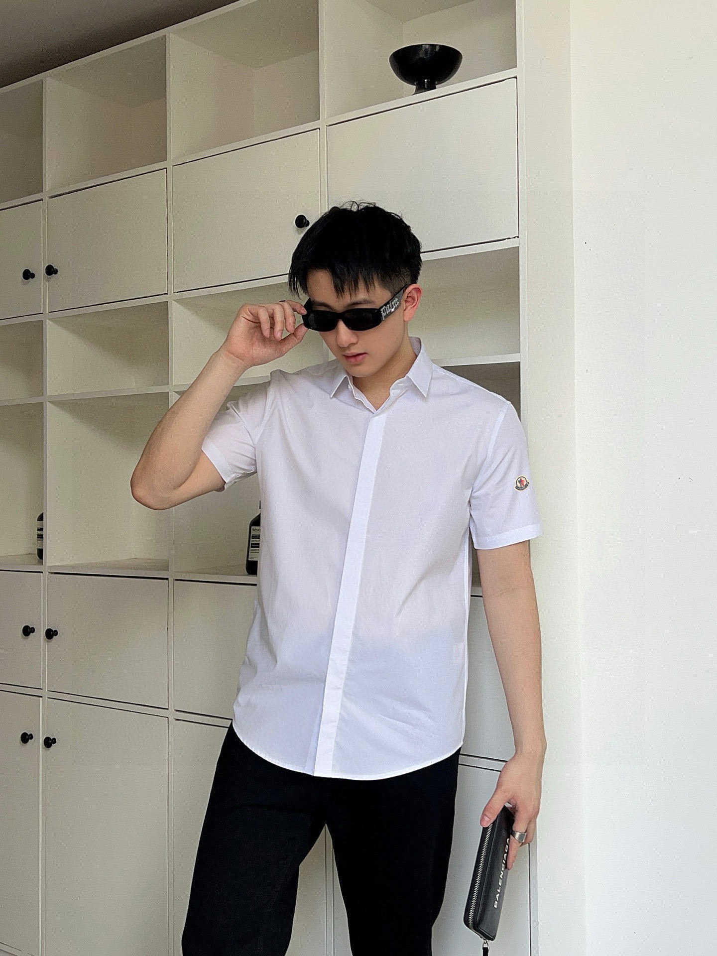 ￼ ￼ 蒙口 专柜最新款男士必备款短袖衬衫，100%天然棉，舒服透气，原单狠货，原版面料，柔软舒适，上身