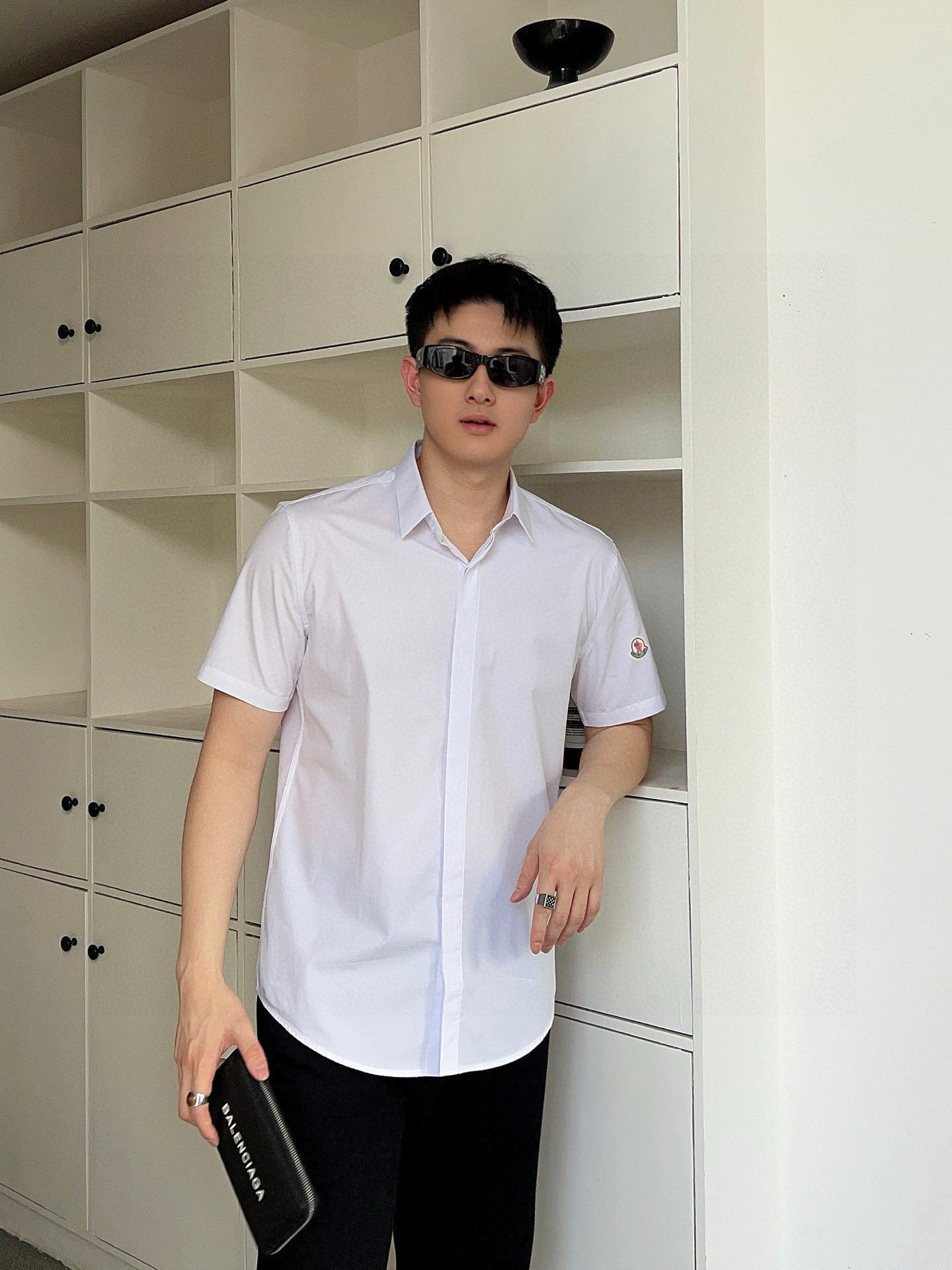 ￼ ￼ 蒙口 专柜最新款男士必备款短袖衬衫，100%天然棉，舒服透气，原单狠货，原版面料，柔软舒适，上身