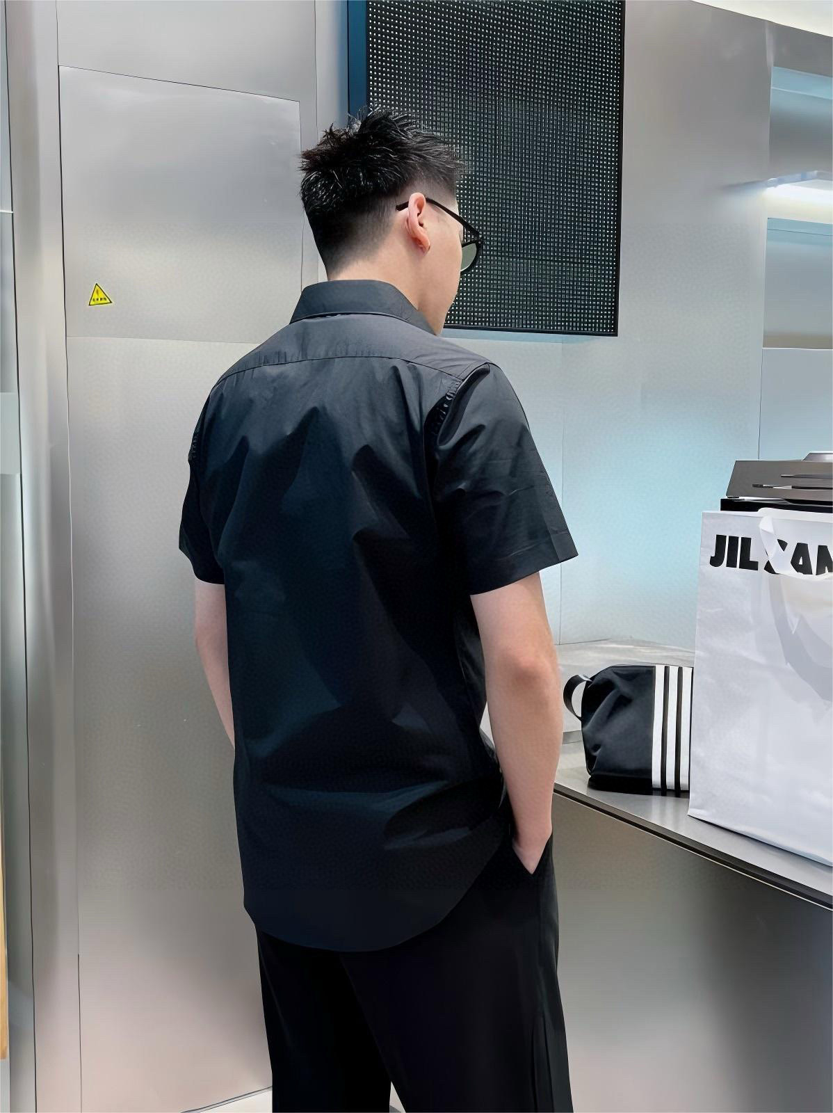 ￼ ￼ 路易威登 专柜最新款男士必备款短袖衬衫，100%天然棉，舒服透气，原单狠货，原版面料，柔软舒适，