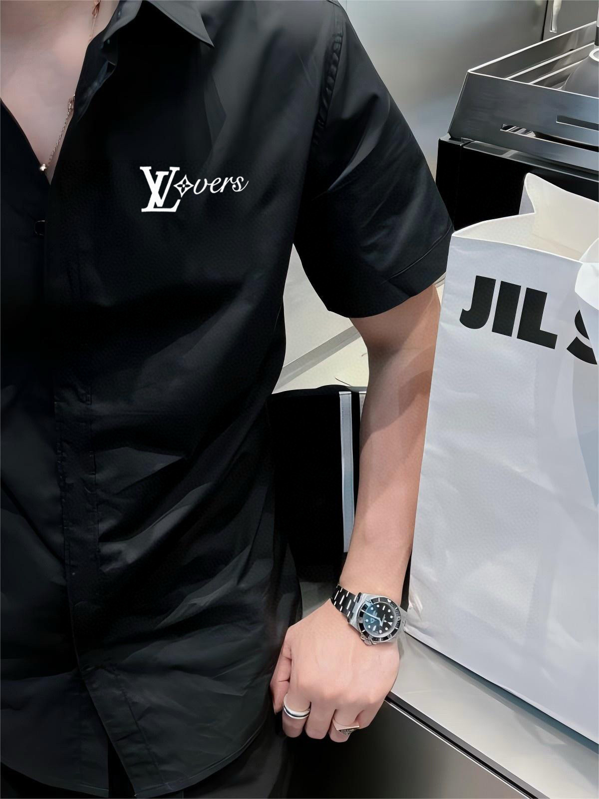 ￼ ￼ 路易威登 专柜最新款男士必备款短袖衬衫，100%天然棉，舒服透气，原单狠货，原版面料，柔软舒适，