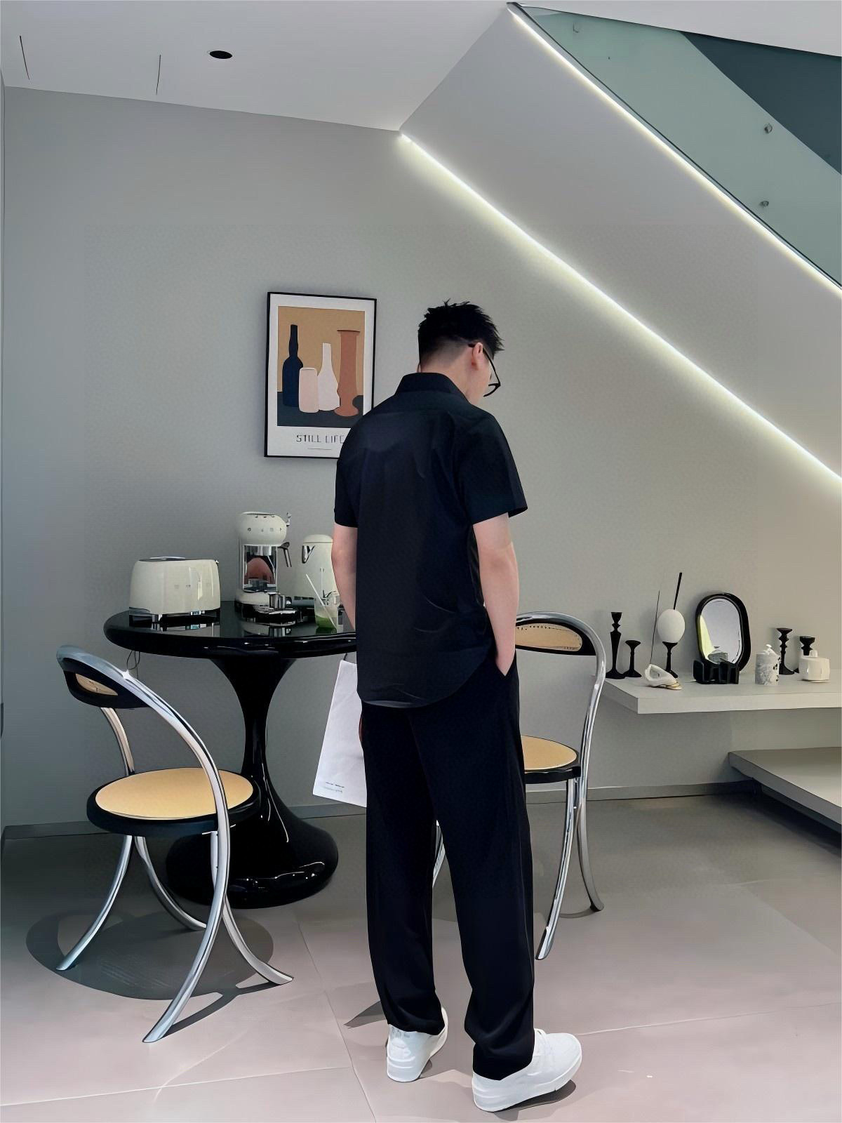 ￼ ￼ 路易威登 专柜最新款男士必备款短袖衬衫，100%天然棉，舒服透气，原单狠货，原版面料，柔软舒适，