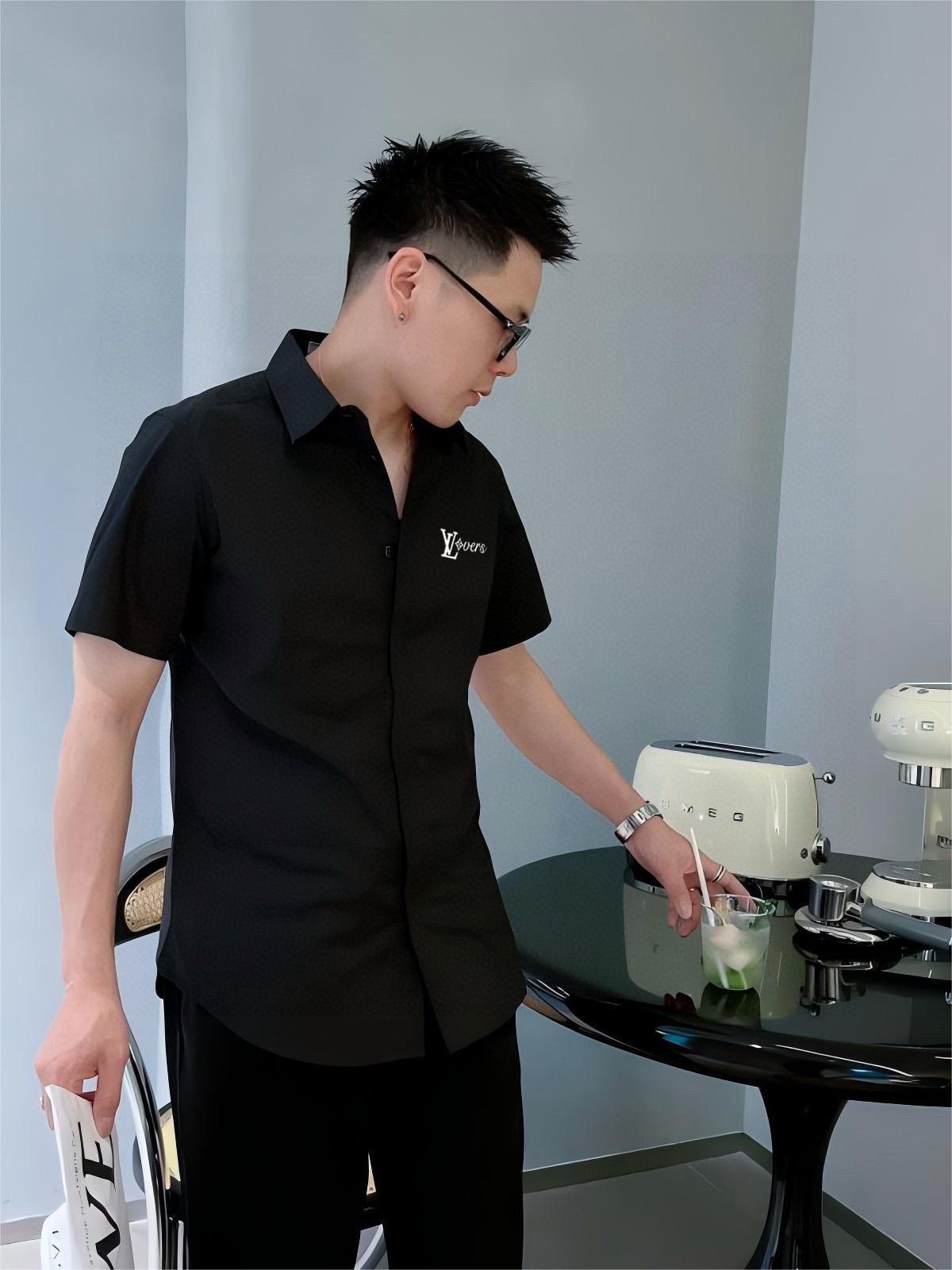 ￼ ￼ 路易威登 专柜最新款男士必备款短袖衬衫，100%天然棉，舒服透气，原单狠货，原版面料，柔软舒适，