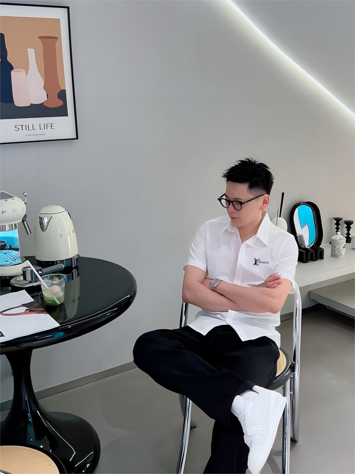 ￼ ￼ 路易威登 专柜最新款男士必备款短袖衬衫，100%天然棉，舒服透气，原单狠货，原版面料，柔软舒适，