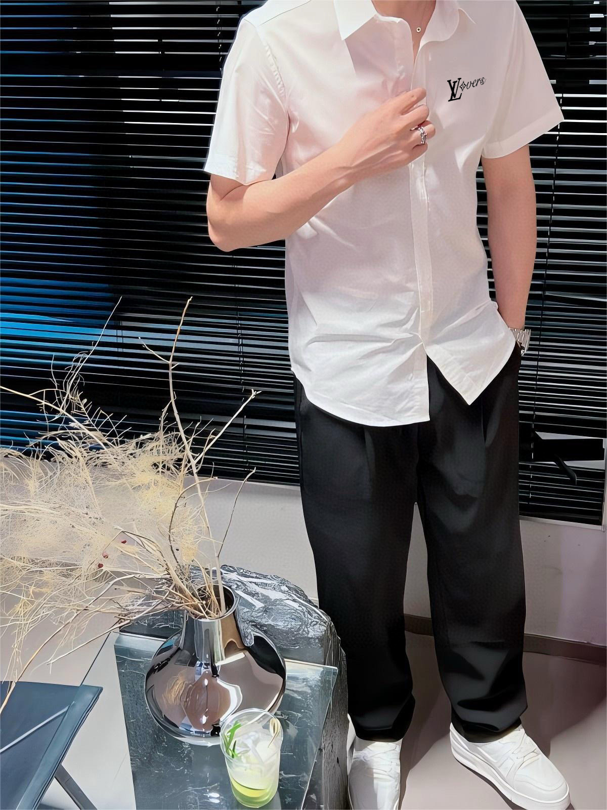 ￼ ￼ 路易威登 专柜最新款男士必备款短袖衬衫，100%天然棉，舒服透气，原单狠货，原版面料，柔软舒适，