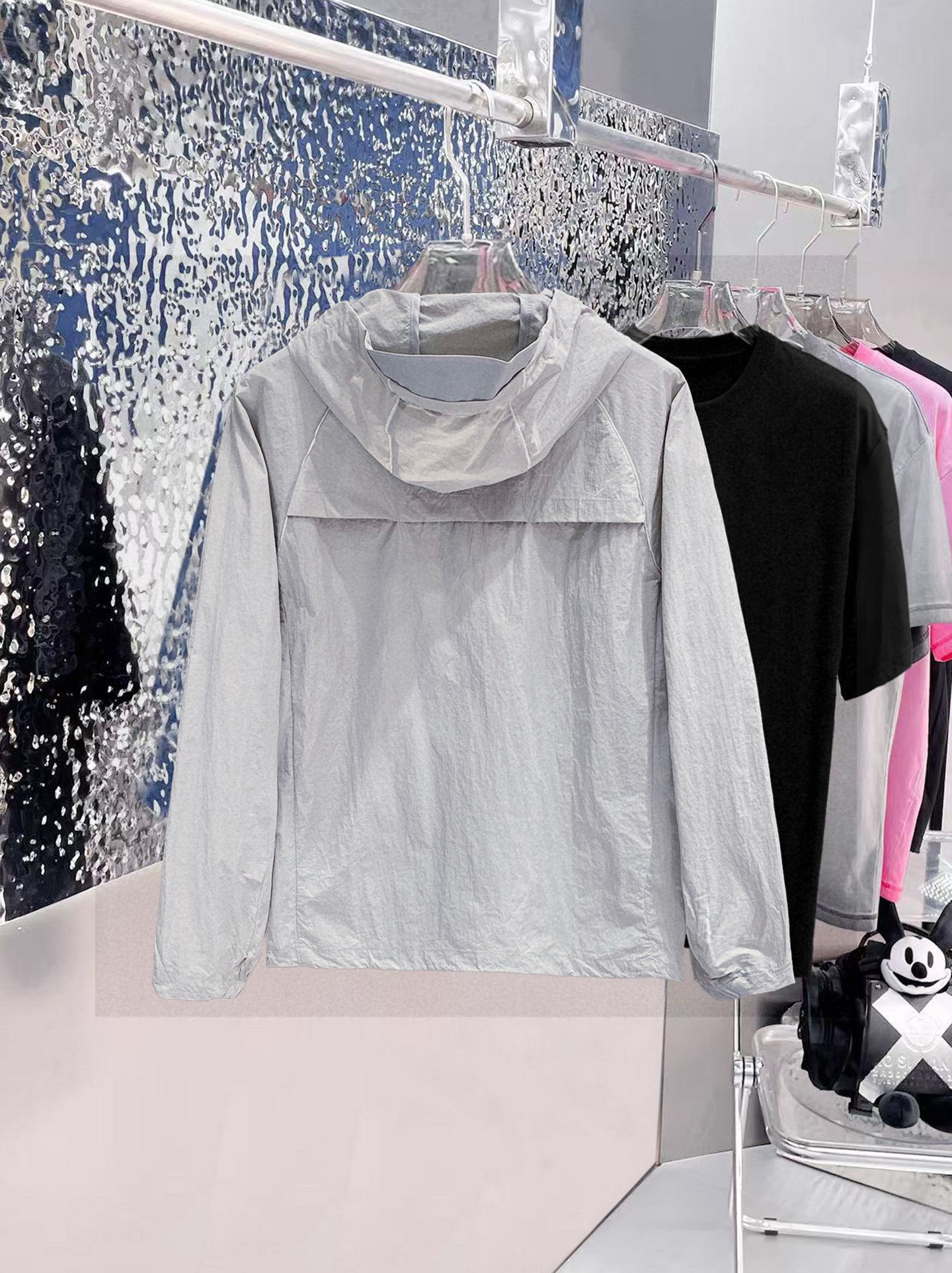 始祖鸟 官网同款防晒轻薄风壳防晒衣皮肤衣 炎热而多变的天气冒险活动时穿着。squamish连采用tyon