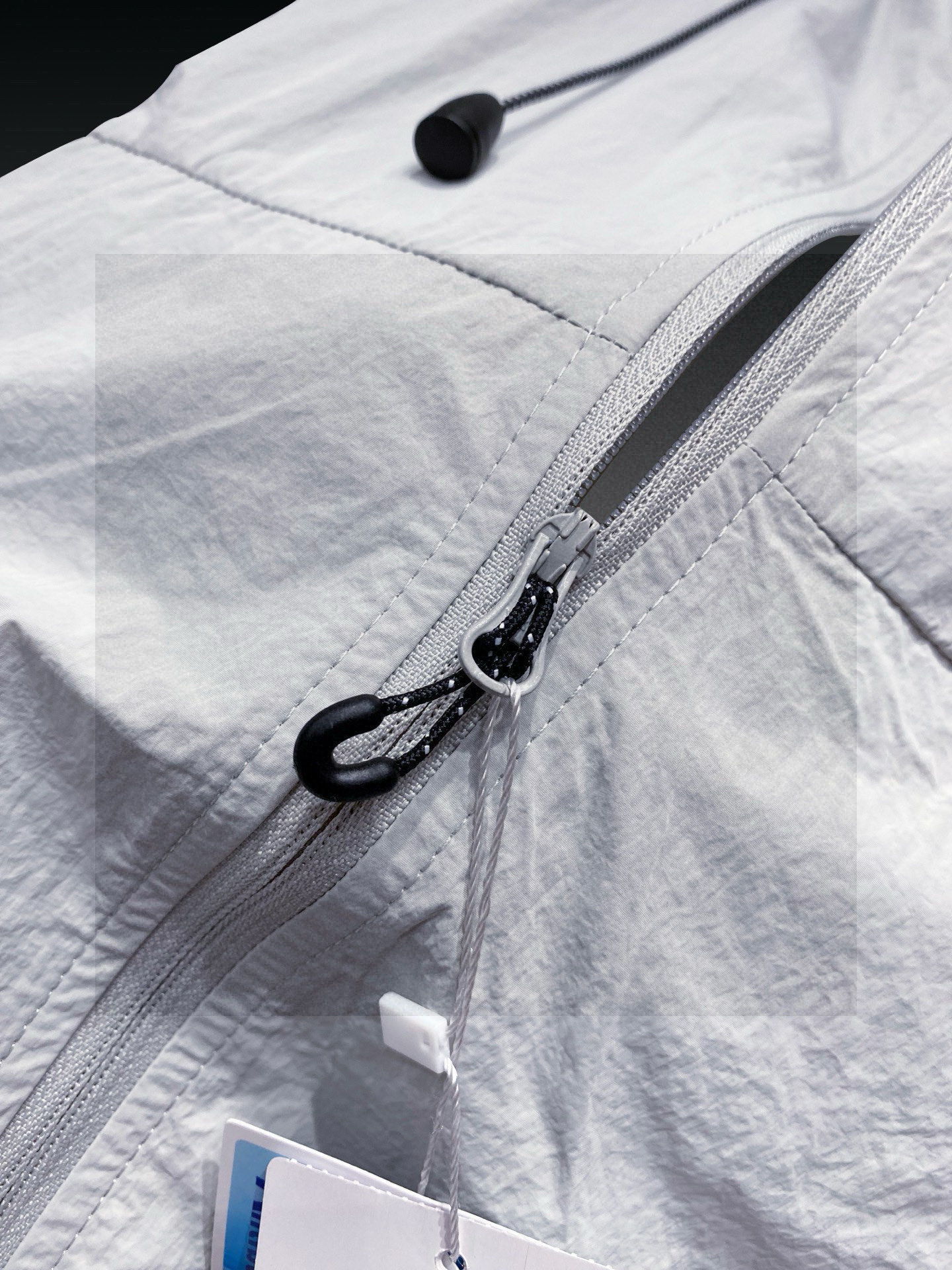 始祖鸟 官网同款防晒轻薄风壳防晒衣皮肤衣 炎热而多变的天气冒险活动时穿着。squamish连采用tyon