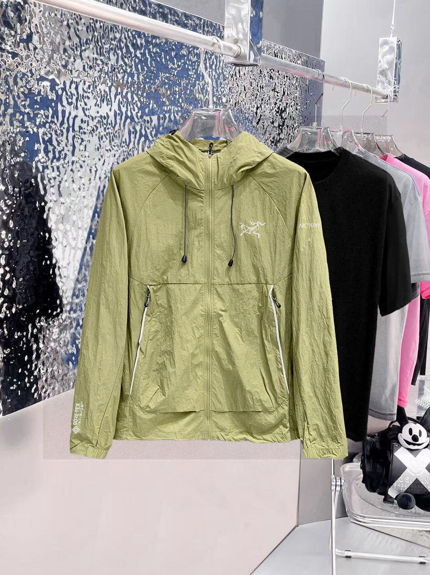 始祖鸟 官网同款防晒轻薄风壳防晒衣皮肤衣 炎热而多变的天气冒险活动时穿着。squamish连采用tyon