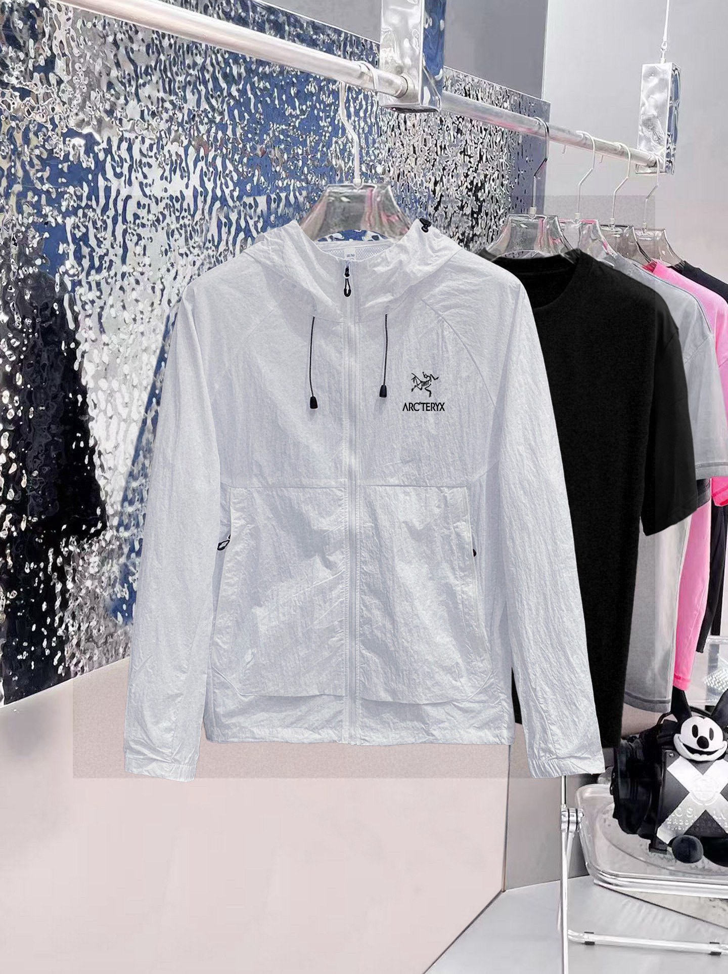 始祖鸟 官网同款防晒轻薄风壳防晒衣皮肤衣 炎热而多变的天气冒险活动时穿着。squamish连采用tyon