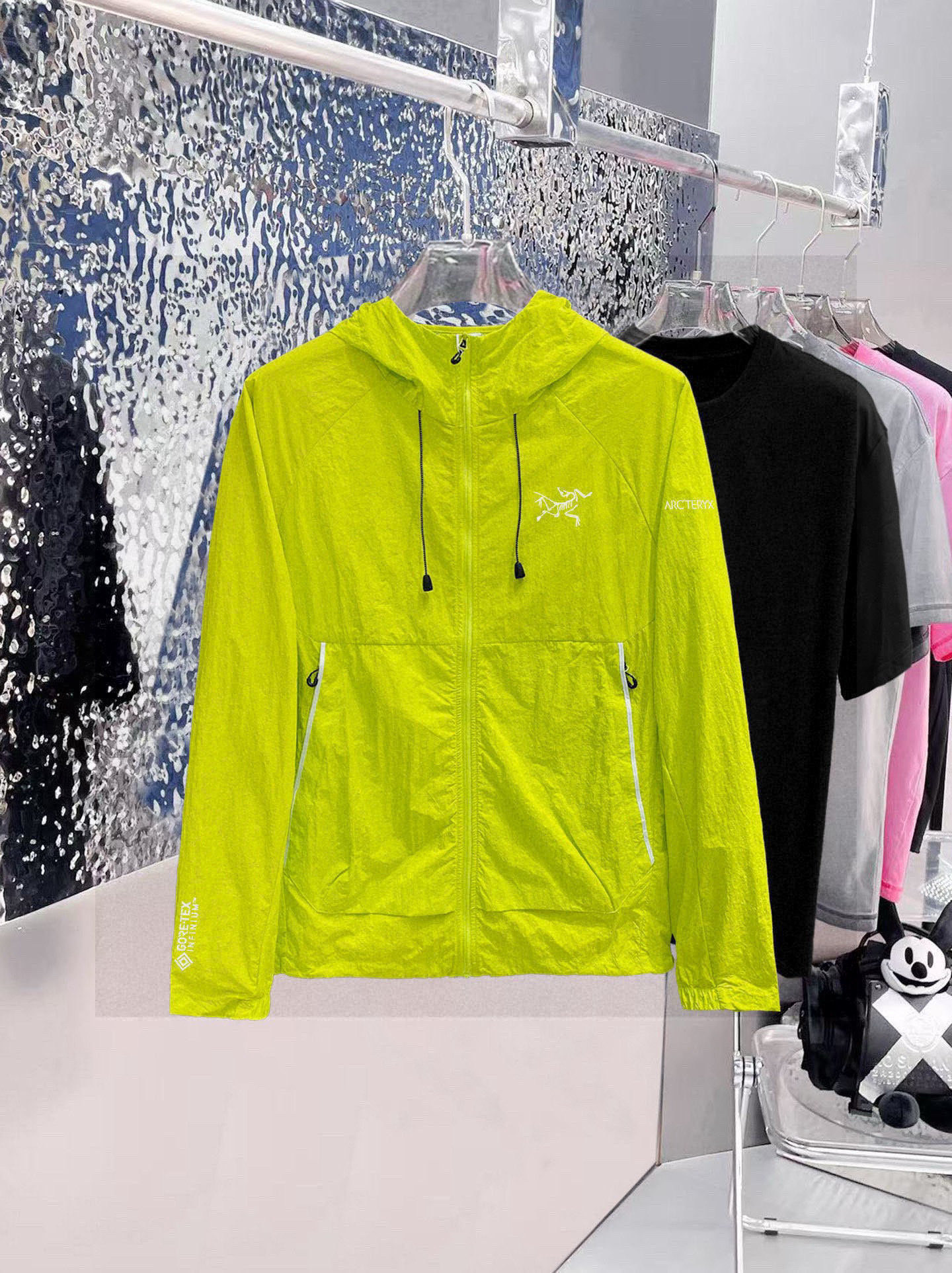 始祖鸟 官网同款防晒轻薄风壳防晒衣皮肤衣 炎热而多变的天气冒险活动时穿着。squamish连采用tyon