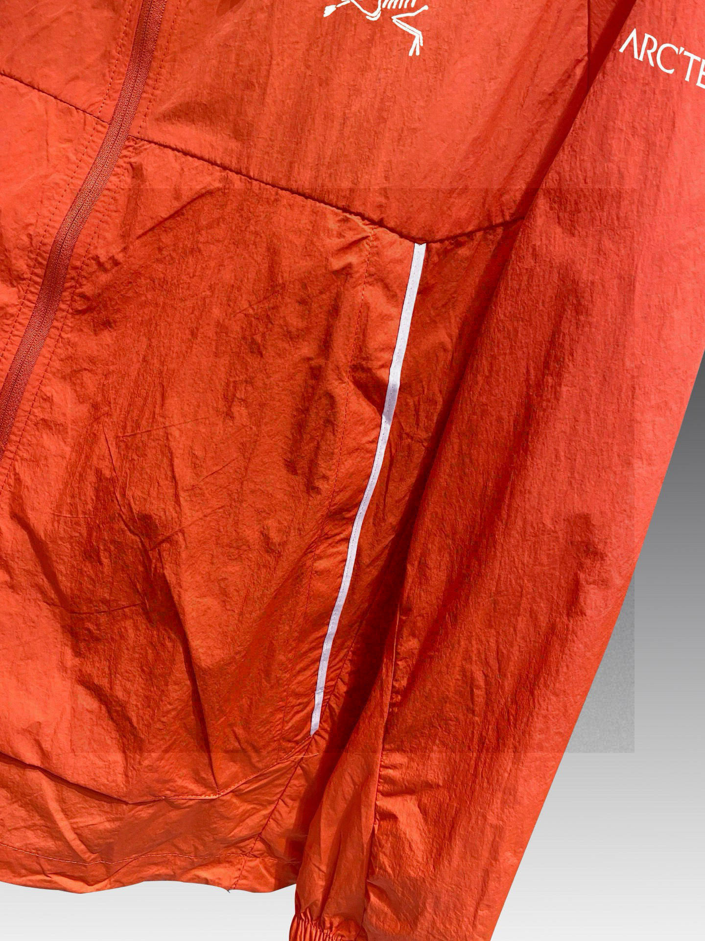 始祖鸟 官网同款防晒轻薄风壳防晒衣皮肤衣 炎热而多变的天气冒险活动时穿着。squamish连采用tyon