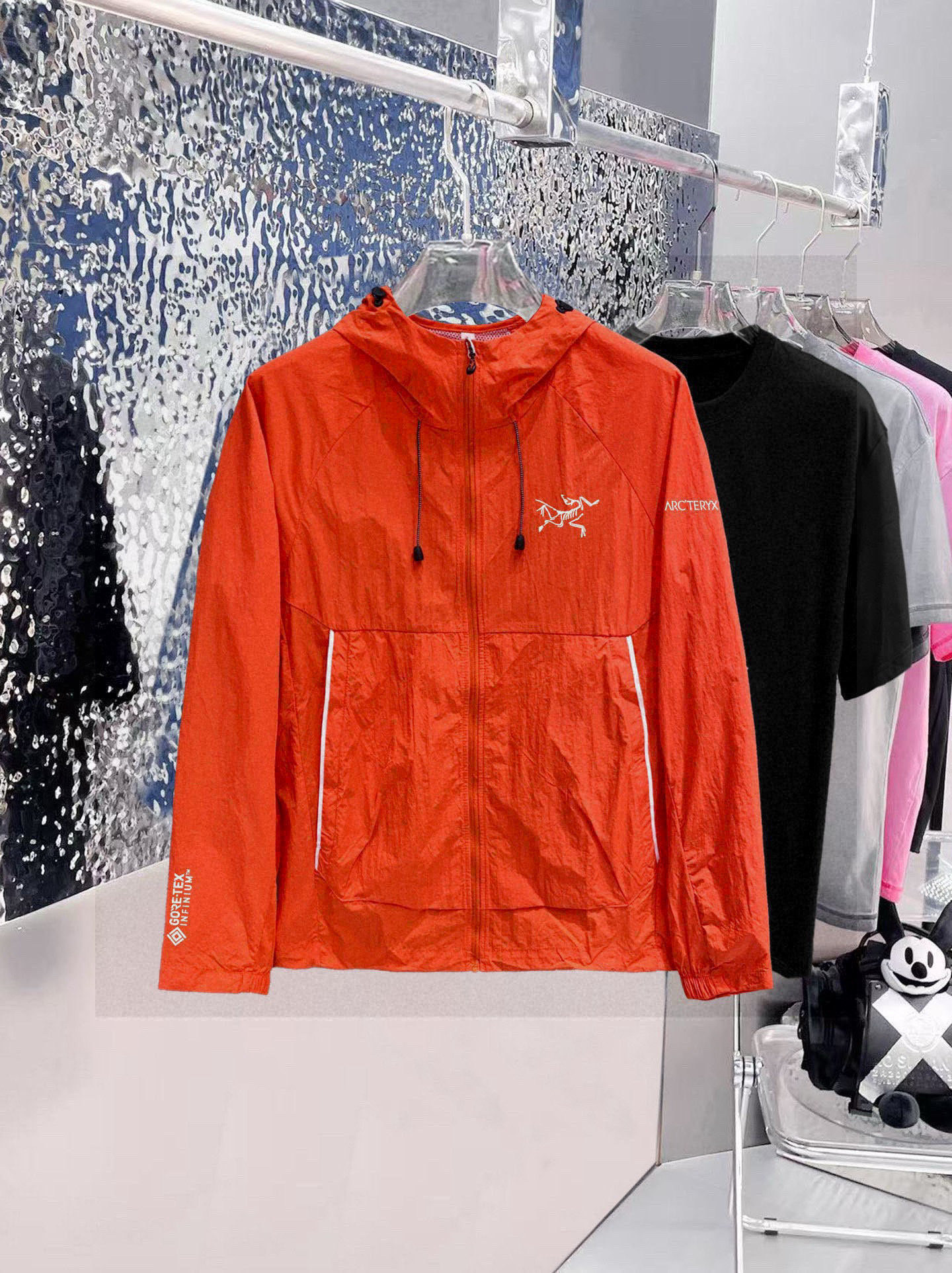 始祖鸟 官网同款防晒轻薄风壳防晒衣皮肤衣 炎热而多变的天气冒险活动时穿着。squamish连采用tyon