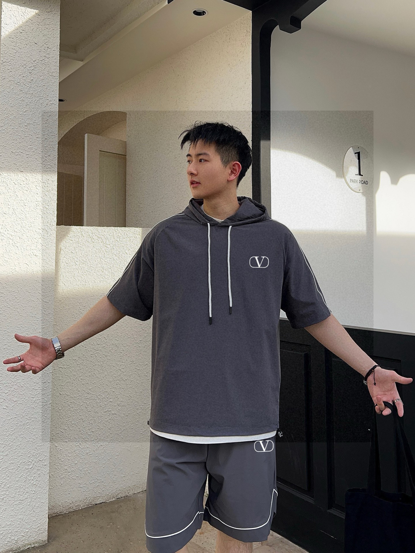 华伦天奴 官方同步更新 短袖套装 经典织带点缀 轻盈舒适透气四面弹面料 冰凉冰凉 夏天一定要来一套 必备