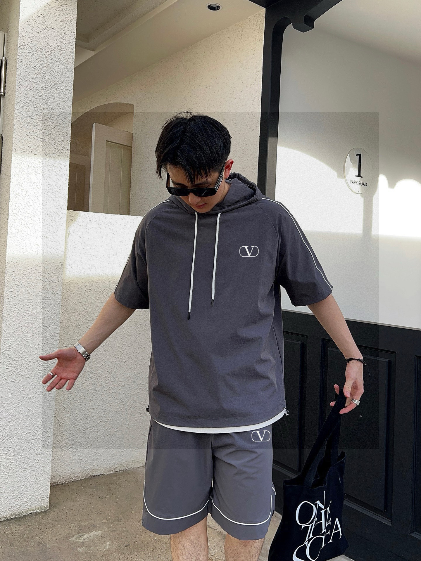 华伦天奴 官方同步更新 短袖套装 经典织带点缀 轻盈舒适透气四面弹面料 冰凉冰凉 夏天一定要来一套 必备