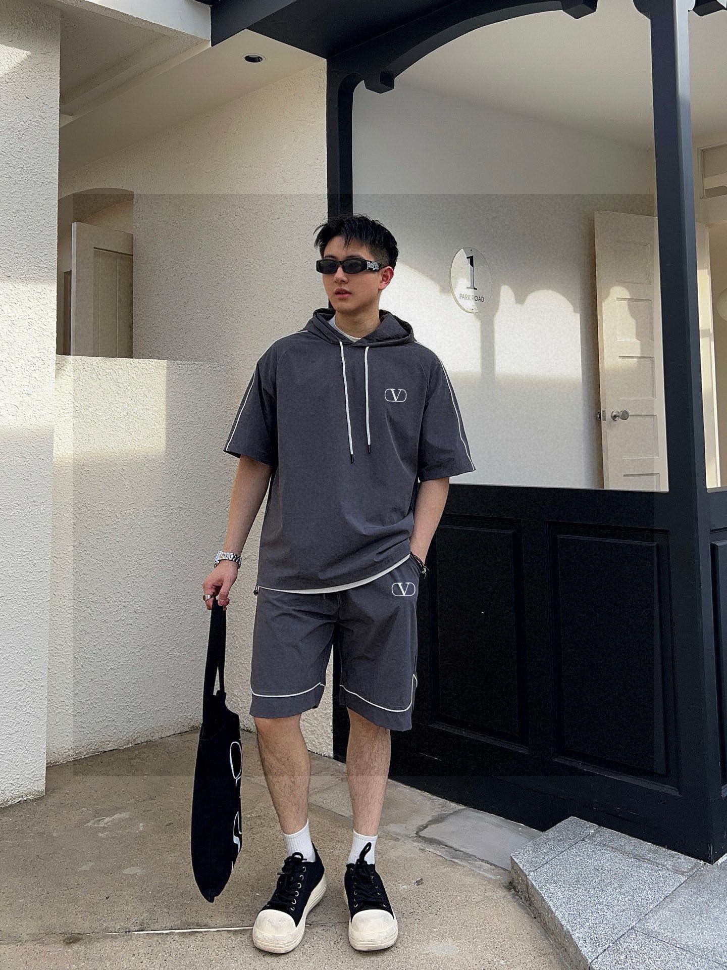 华伦天奴 官方同步更新 短袖套装 经典织带点缀 轻盈舒适透气四面弹面料 冰凉冰凉 夏天一定要来一套 必备