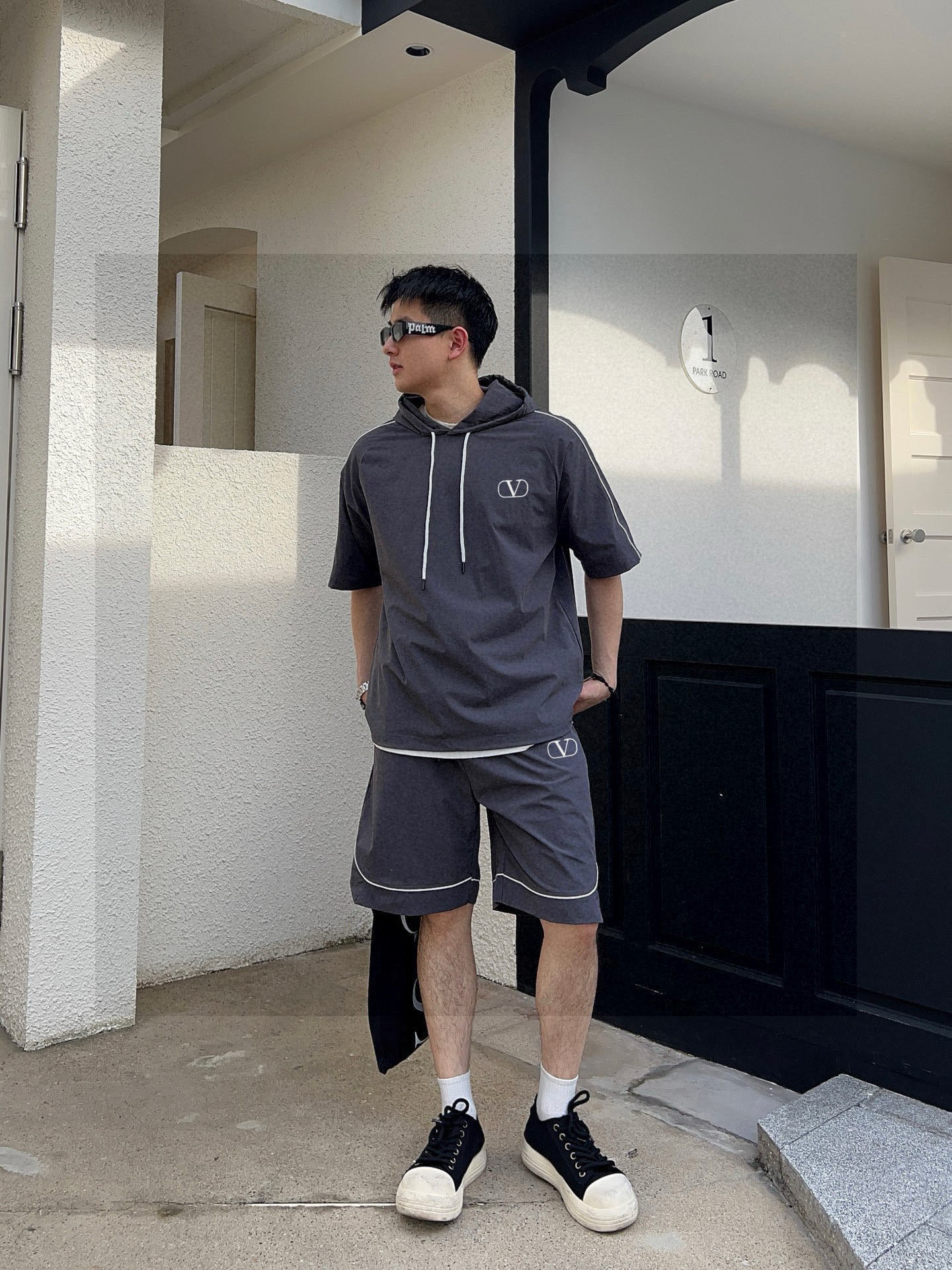 华伦天奴 官方同步更新 短袖套装 经典织带点缀 轻盈舒适透气四面弹面料 冰凉冰凉 夏天一定要来一套 必备