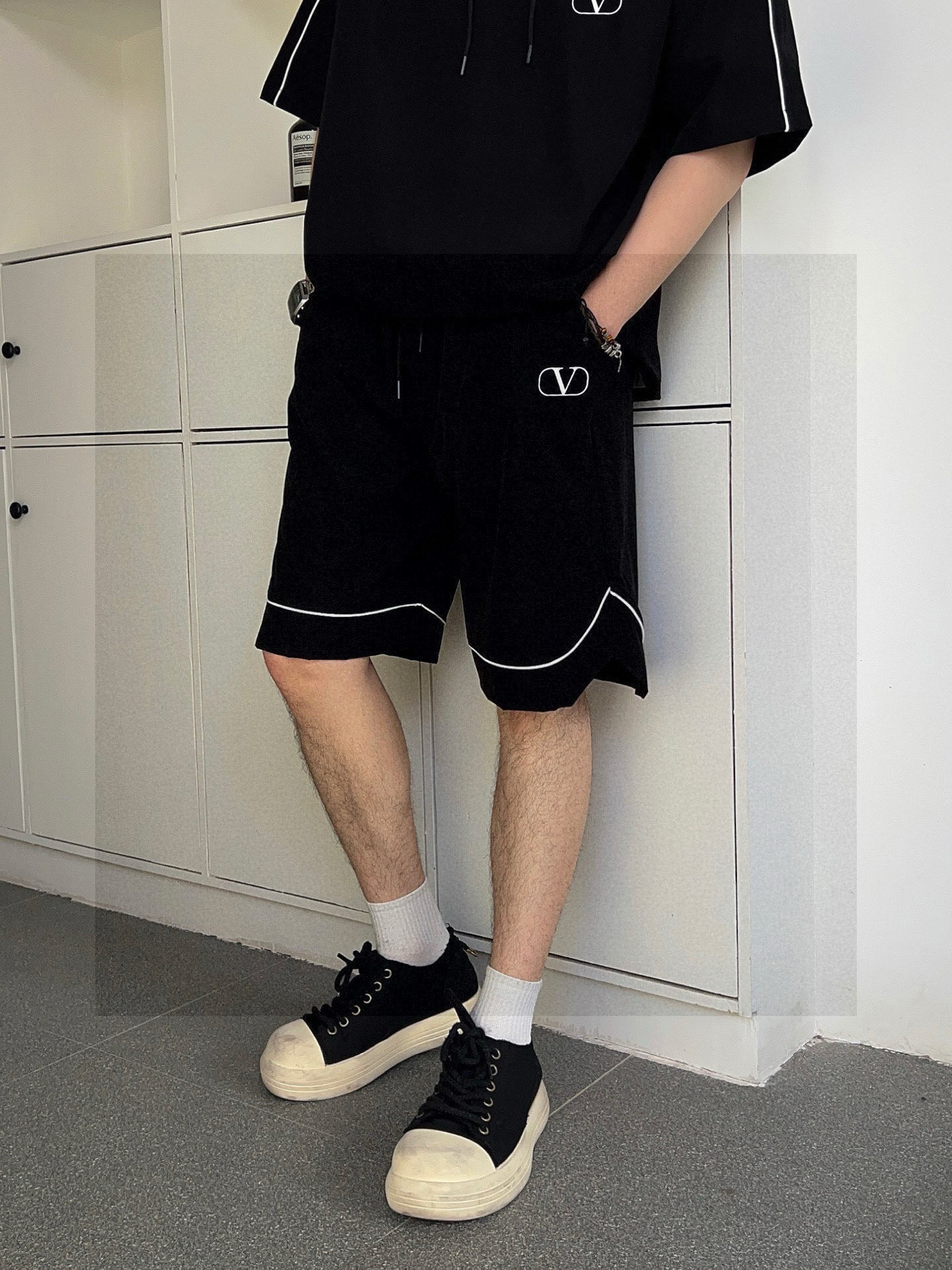 华伦天奴 官方同步更新 短袖套装 经典织带点缀 轻盈舒适透气四面弹面料 冰凉冰凉 夏天一定要来一套 必备