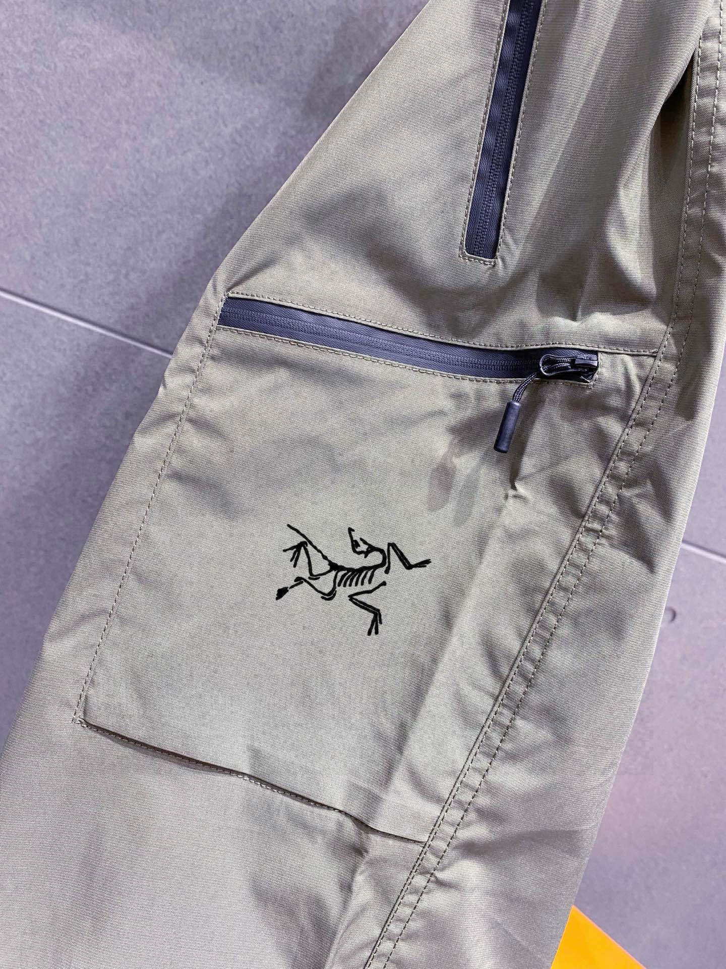 始祖鸟 同步更新 织带长裤 春夏定制高科技面料 舒适无比 家族式织带拼接 运动感超强 尺码：L-4XL（