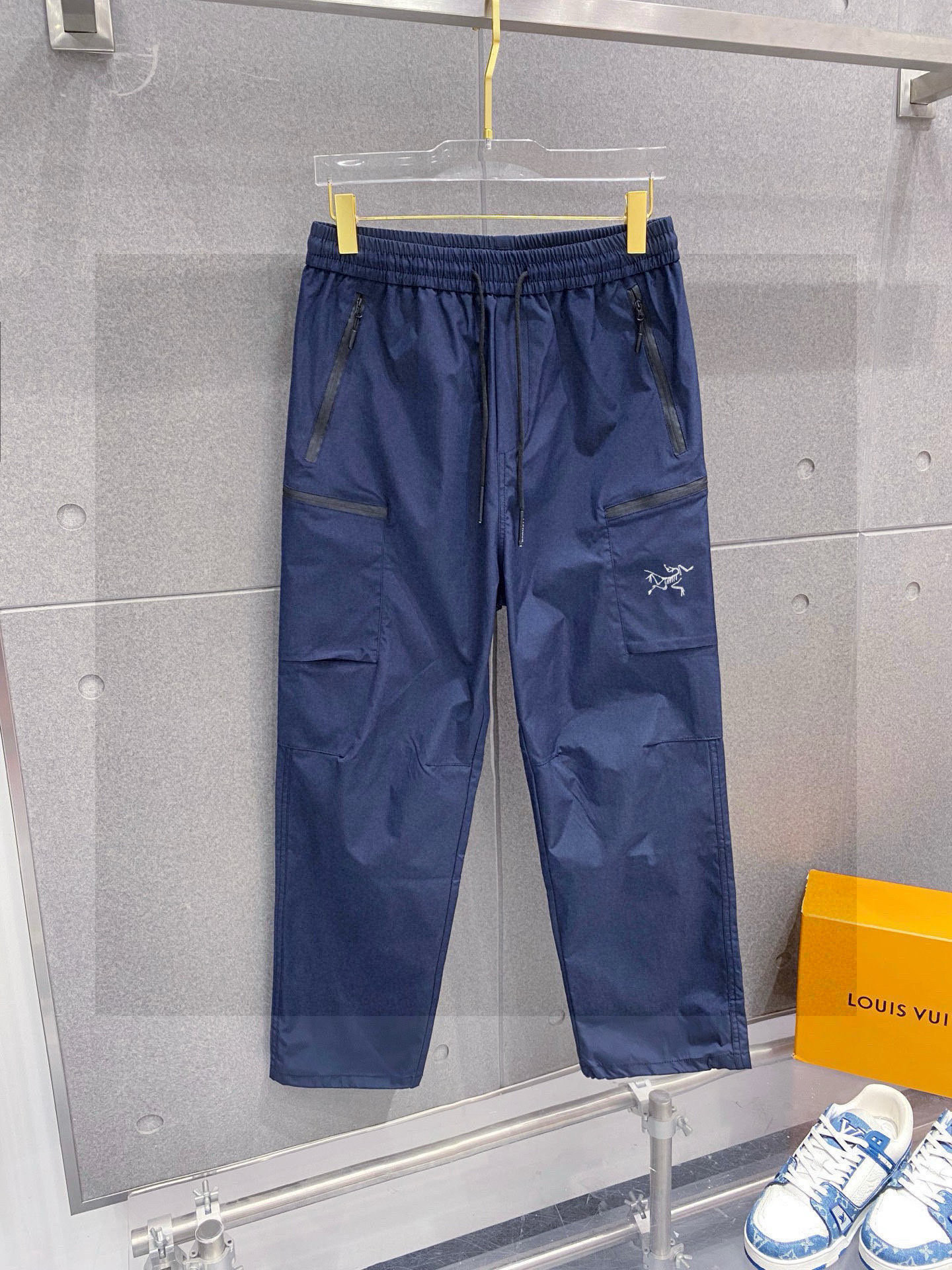 始祖鸟 同步更新 织带长裤 春夏定制高科技面料 舒适无比 家族式织带拼接 运动感超强 尺码：L-4XL（