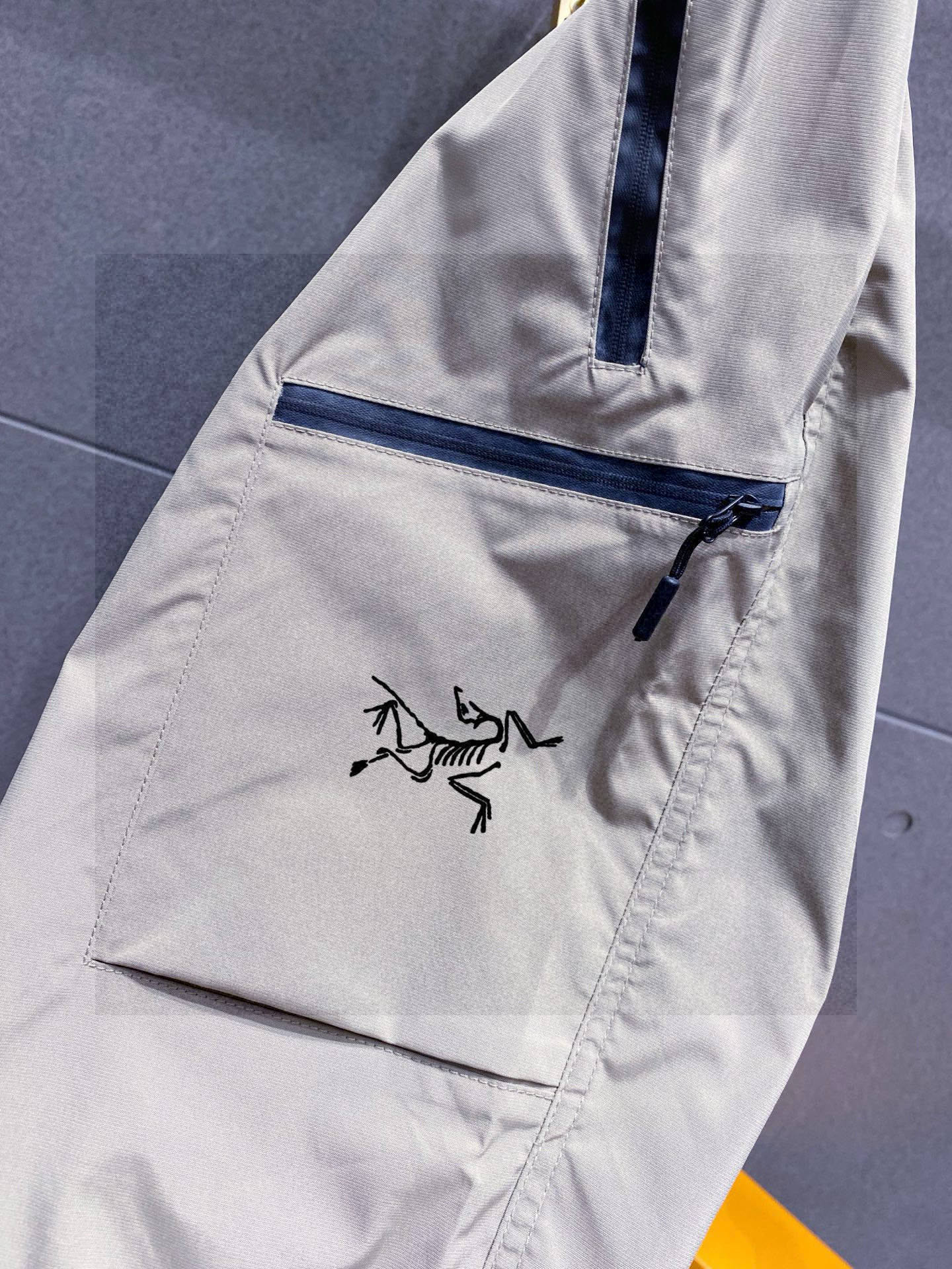 始祖鸟 同步更新 织带长裤 春夏定制高科技面料 舒适无比 家族式织带拼接 运动感超强 尺码：L-4XL（