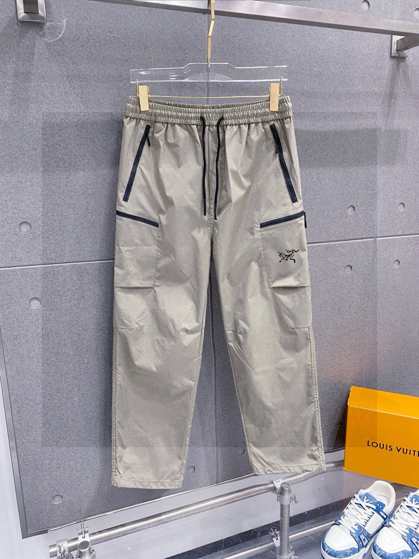 始祖鸟 同步更新 织带长裤 春夏定制高科技面料 舒适无比 家族式织带拼接 运动感超强 尺码：L-4XL（