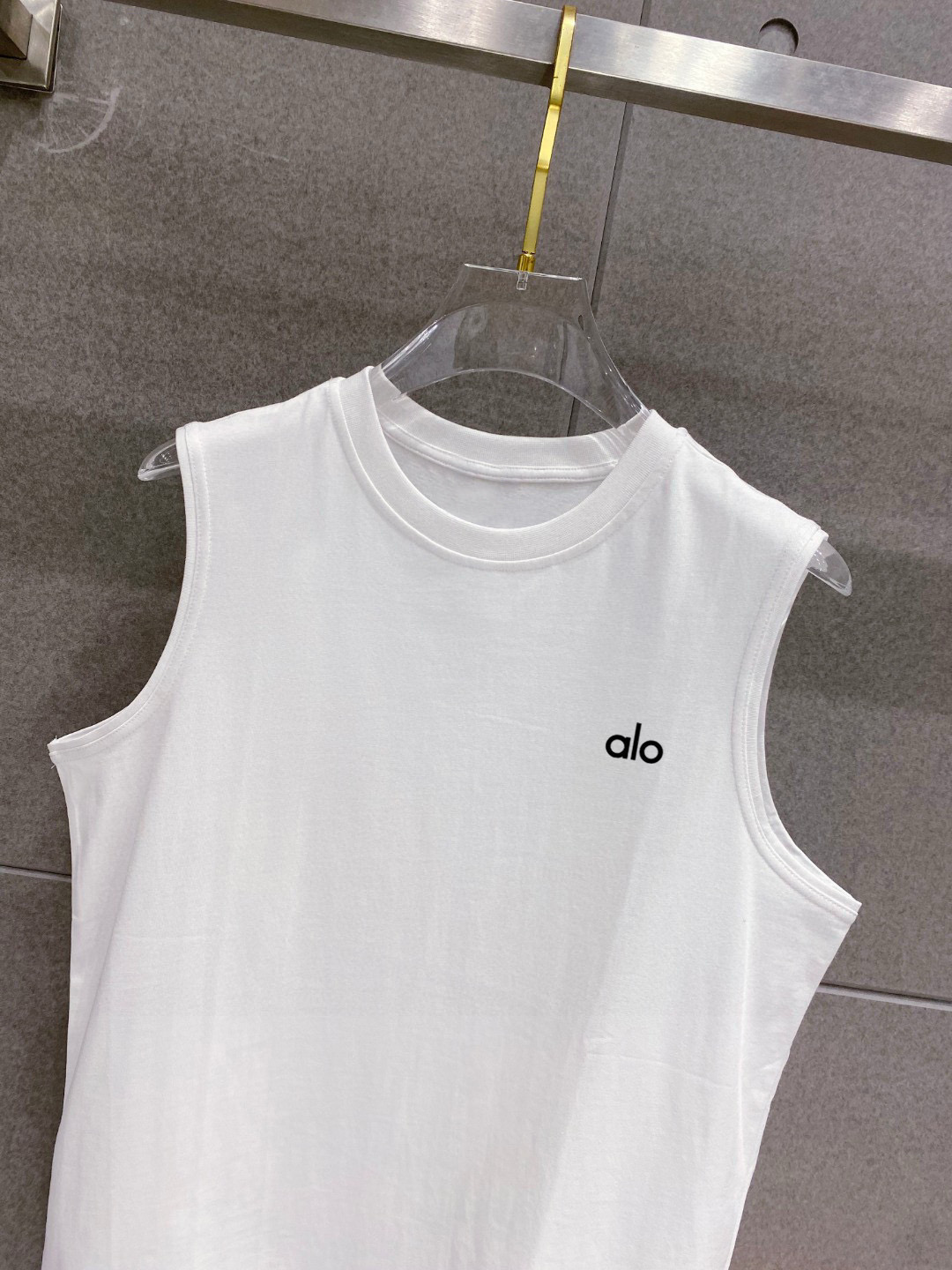 alo 官网最新上架 背心夏日必备单品 很显身材的一款 重工印花图案 简约大气 M-XXL （下单提供身