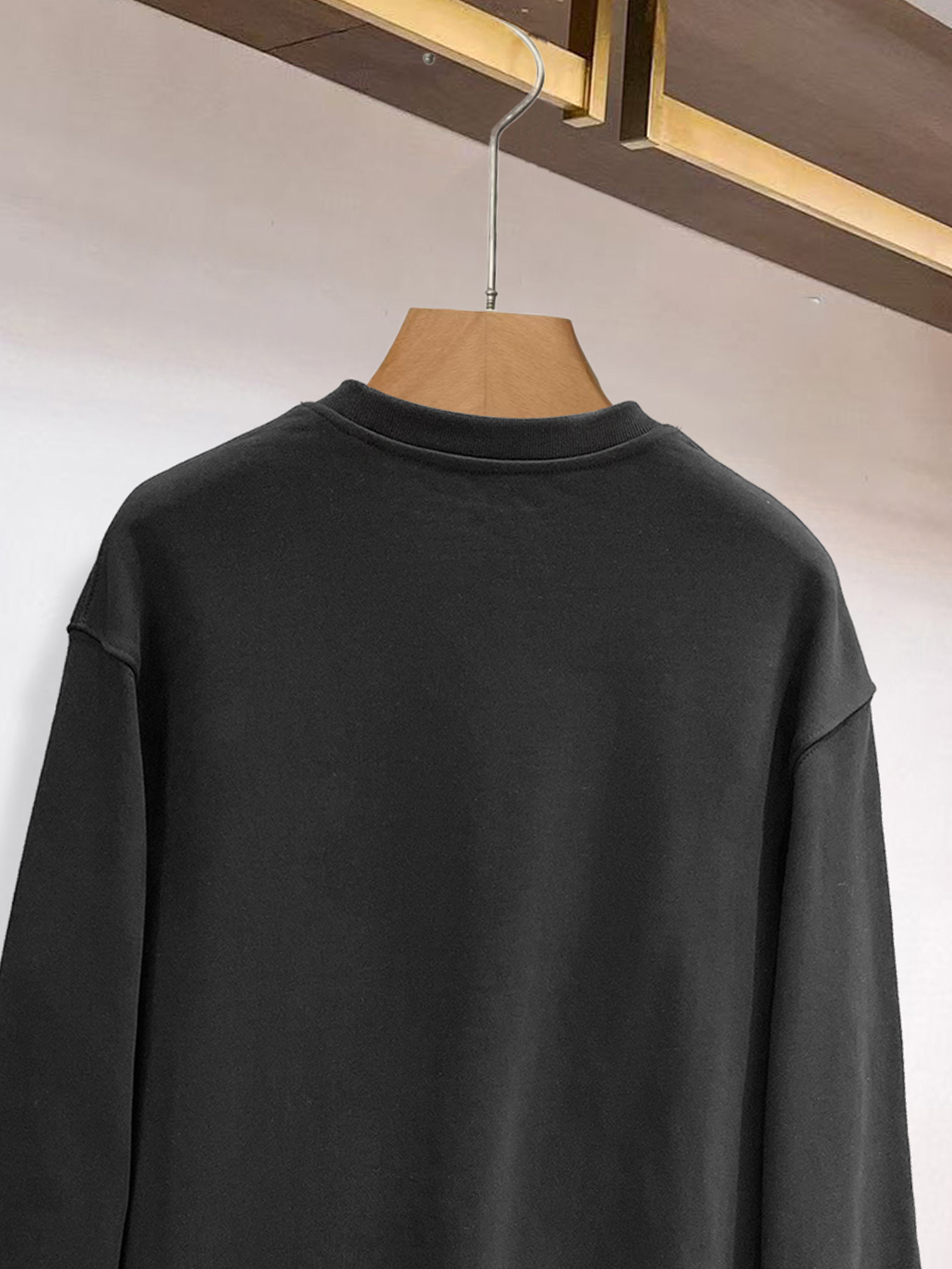 ￼ ￼ ￼ ￼ LULU 官网 新款字母印花双层重工字母图案不管是T桖还是卫衣都是每年的爆款单品 前幅大