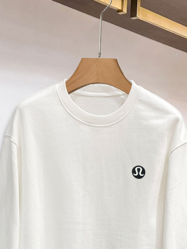 ￼ ￼ ￼ ￼ LULU 官网 新款字母印花双层重工字母图案不管是T桖还是卫衣都是每年的爆款单品 前幅大