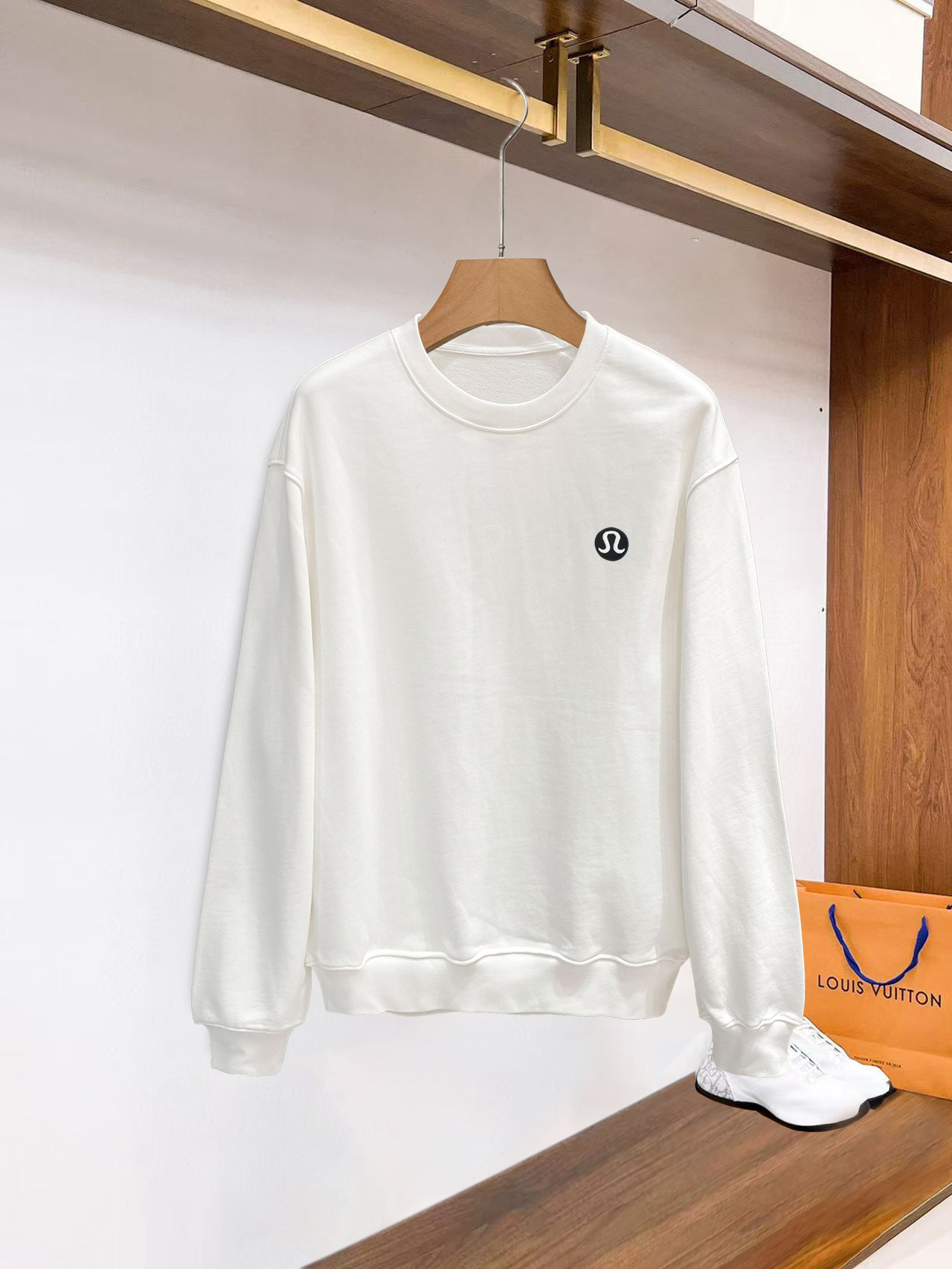 ￼ ￼ ￼ ￼ LULU 官网 新款字母印花双层重工字母图案不管是T桖还是卫衣都是每年的爆款单品 前幅大