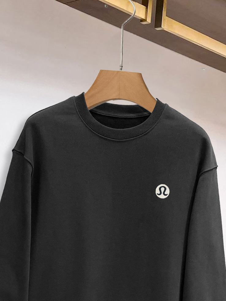 ￼ ￼ ￼ ￼ LULU 官网 新款字母印花双层重工字母图案不管是T桖还是卫衣都是每年的爆款单品 前幅大