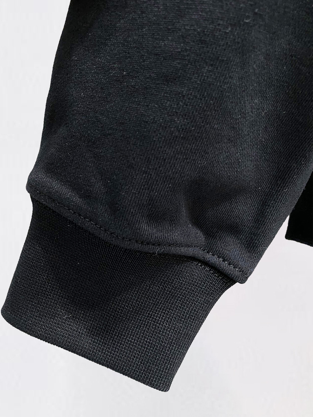 ￼ ￼ ￼ ￼ LULU 官网 新款字母印花双层重工字母图案不管是T桖还是卫衣都是每年的爆款单品 前幅大