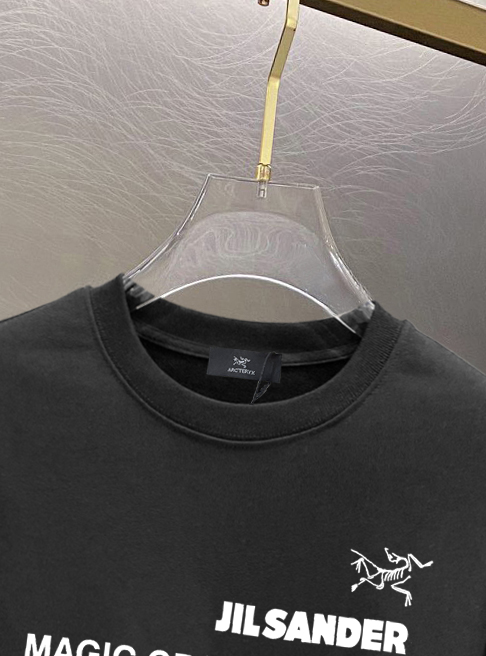 ￼ ￼ ￼ ￼ 始祖鸟 官网 新款字母印花双层重工字母图案不管是T桖还是卫衣都是每年的爆款单品 前幅大面