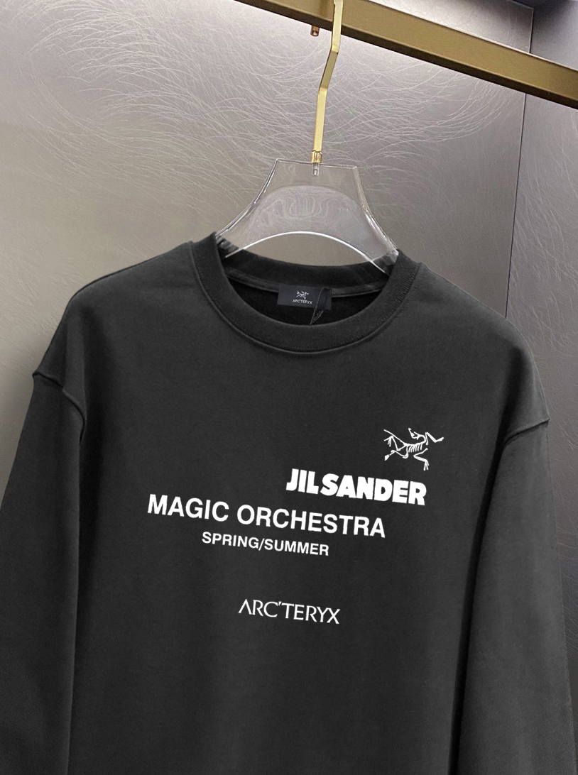 ￼ ￼ ￼ ￼ 始祖鸟 官网 新款字母印花双层重工字母图案不管是T桖还是卫衣都是每年的爆款单品 前幅大面