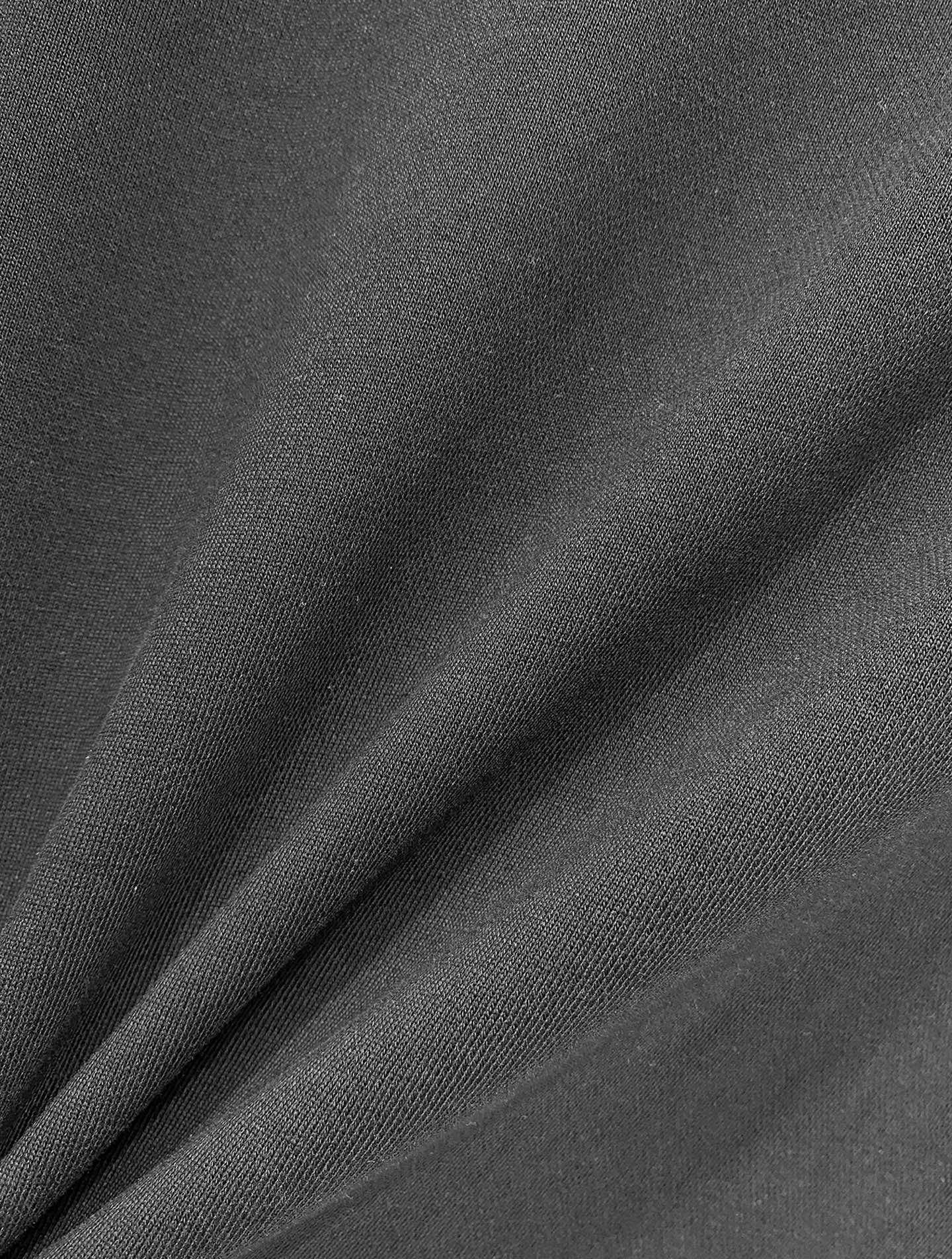 ￼ ￼ ￼ ￼ 始祖鸟 官网 新款字母印花双层重工字母图案不管是T桖还是卫衣都是每年的爆款单品 前幅大面