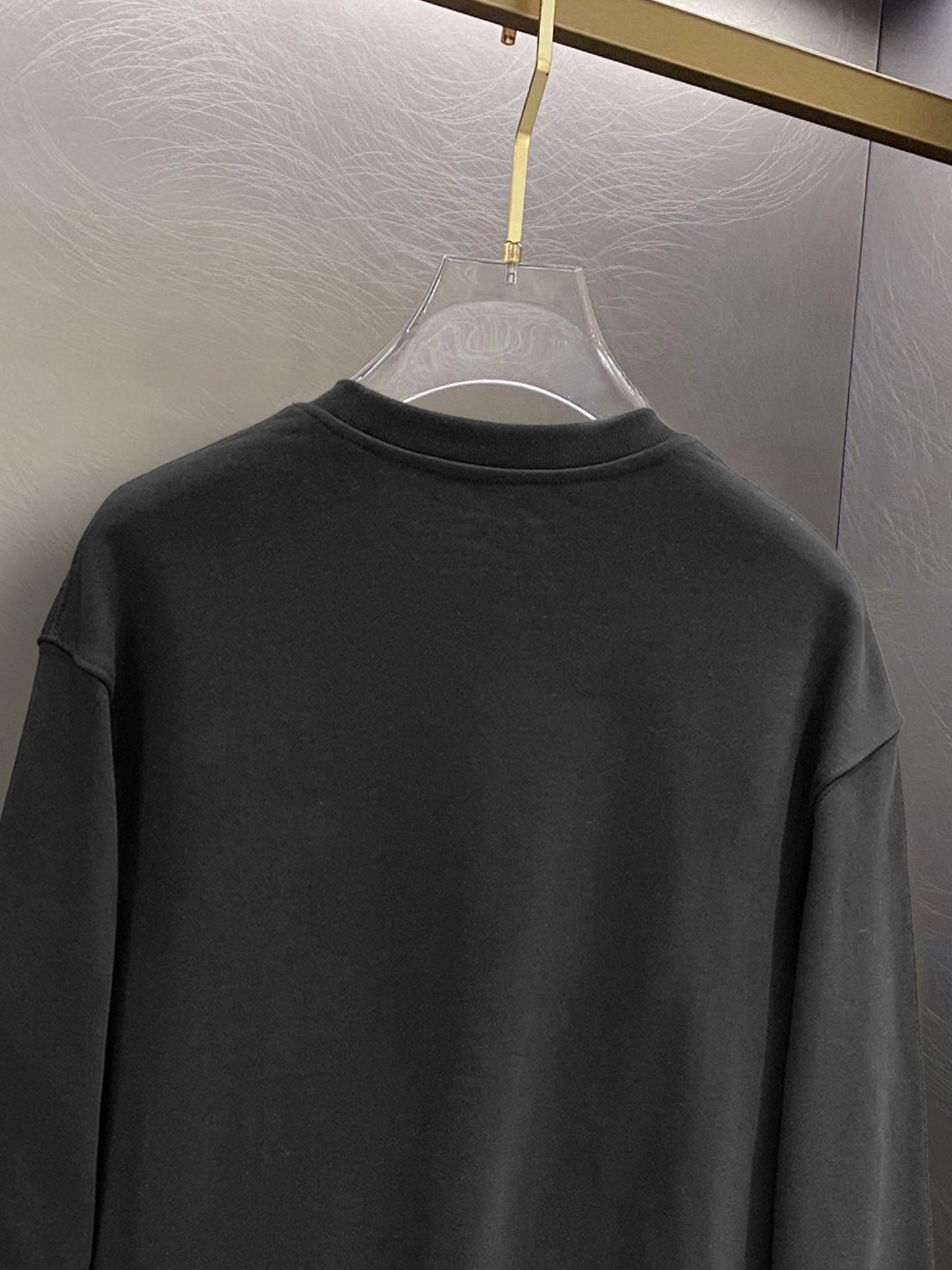 ￼ ￼ ￼ ￼ 始祖鸟 官网 新款字母印花双层重工字母图案不管是T桖还是卫衣都是每年的爆款单品 前幅大面