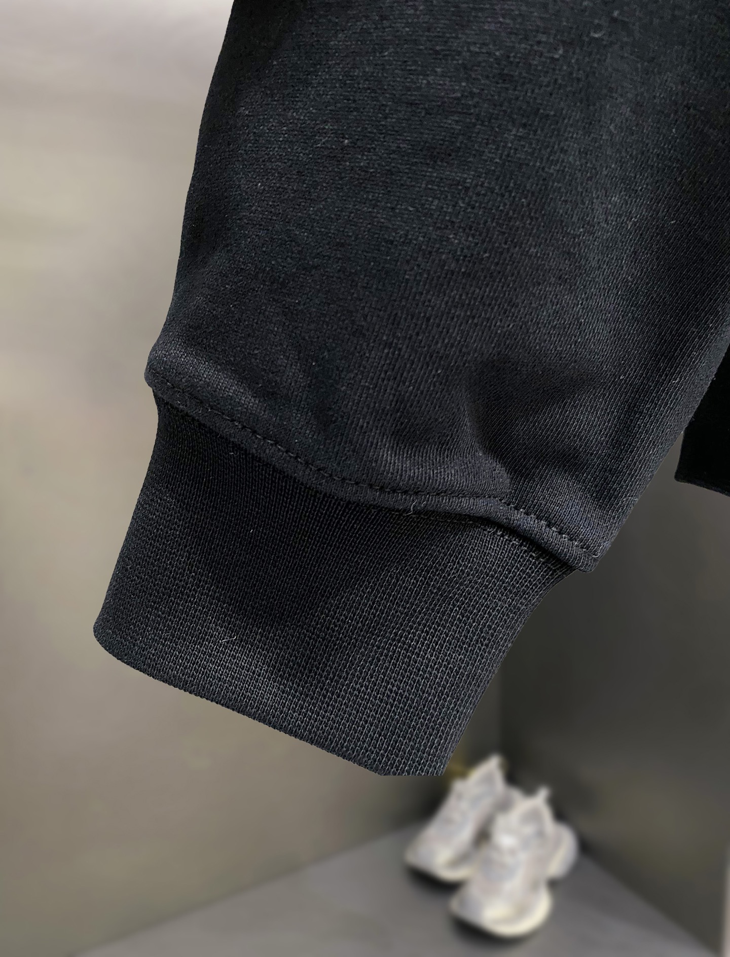 ￼ ￼ ￼ ￼ 始祖鸟 官网 新款字母印花双层重工字母图案不管是T桖还是卫衣都是每年的爆款单品 前幅大面