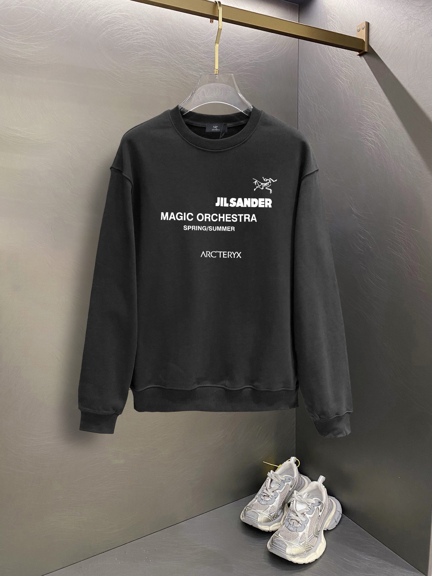 ￼ ￼ ￼ ￼ 始祖鸟 官网 新款字母印花双层重工字母图案不管是T桖还是卫衣都是每年的爆款单品 前幅大面