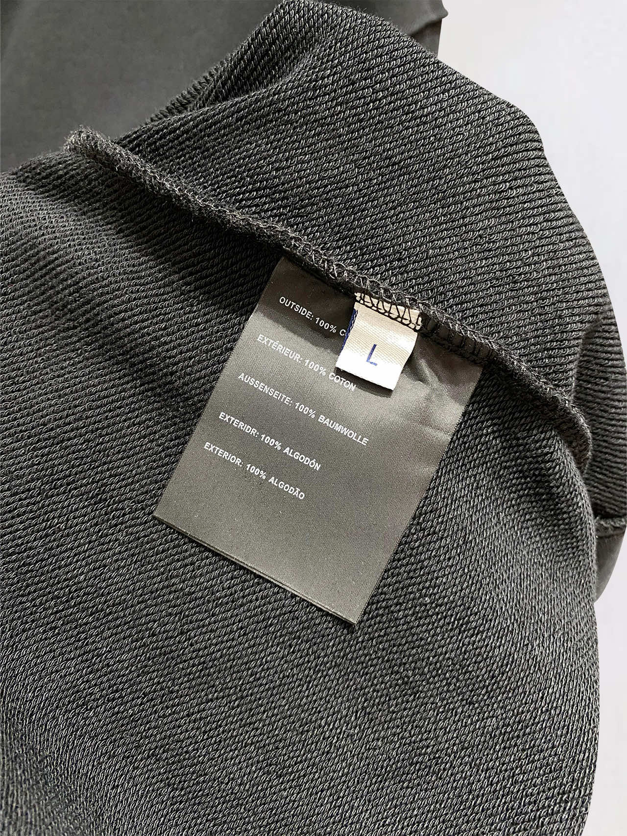 ￼ ￼ ￼ ￼ 始祖鸟 官网 新款字母印花双层重工字母图案不管是T桖还是卫衣都是每年的爆款单品 前幅大面