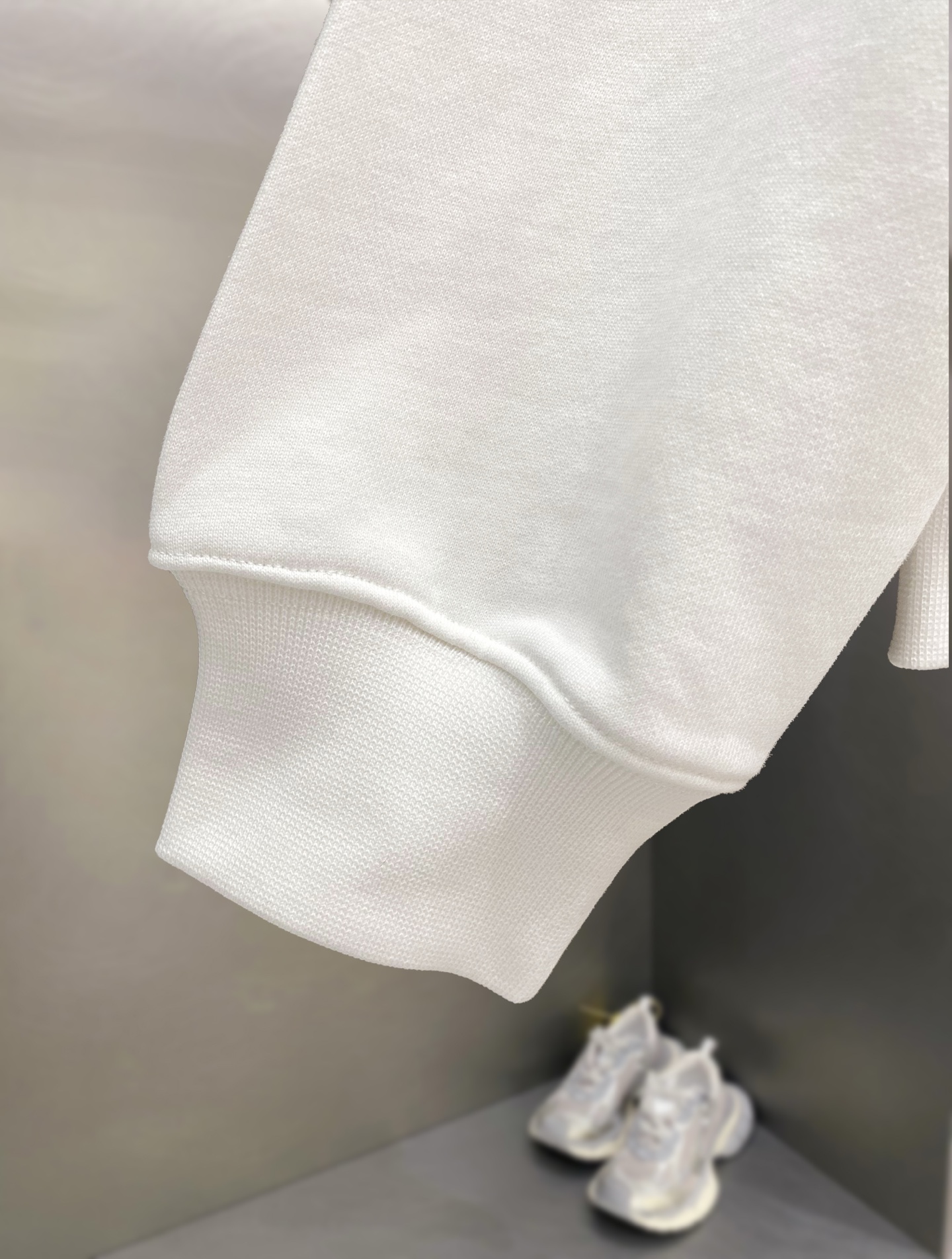 ￼ ￼ ￼ ￼ 始祖鸟 官网 新款字母印花双层重工字母图案不管是T桖还是卫衣都是每年的爆款单品 前幅大面