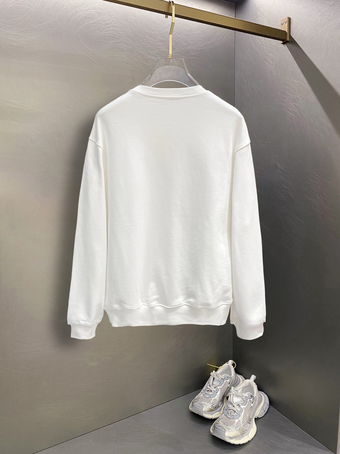 ￼ ￼ ￼ ￼ 始祖鸟 官网 新款字母印花双层重工字母图案不管是T桖还是卫衣都是每年的爆款单品 前幅大面